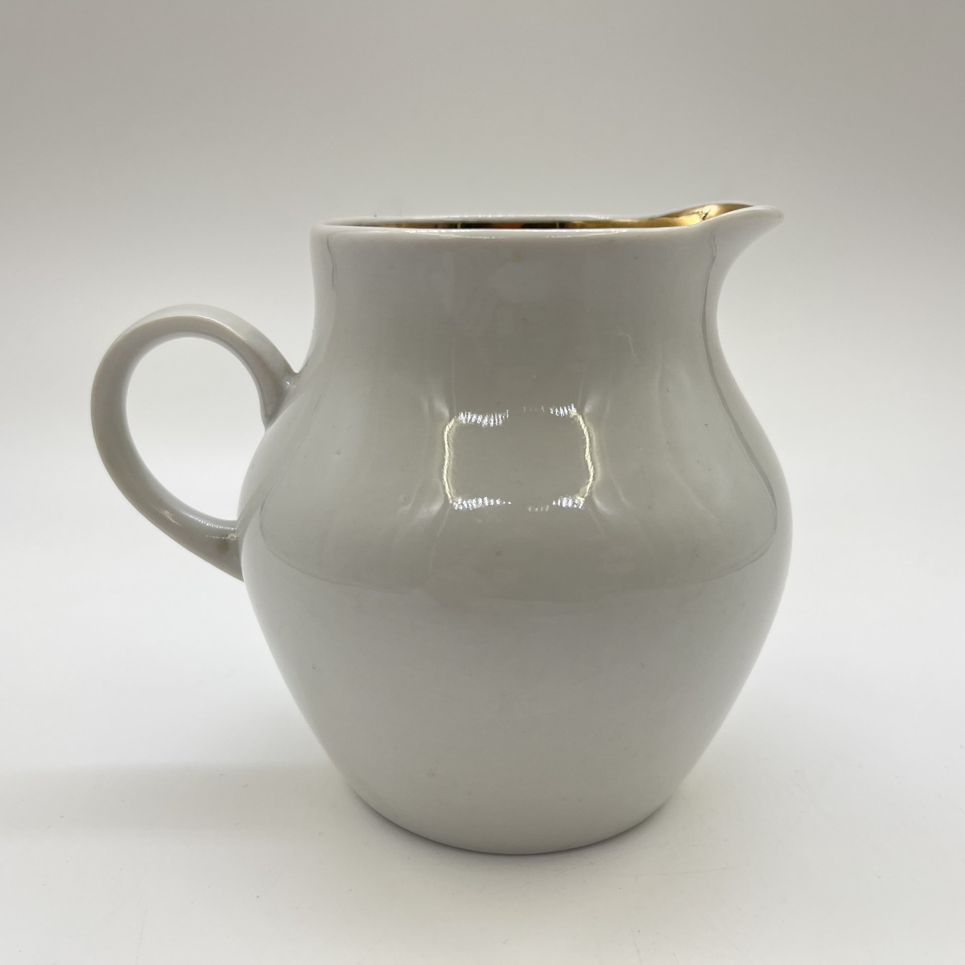 Молочник с изображением черной смородины, фарфор, деколь, золочение, Дулевский фарфоровый завод (Дулёво), СССР, 1968-1991 гг.