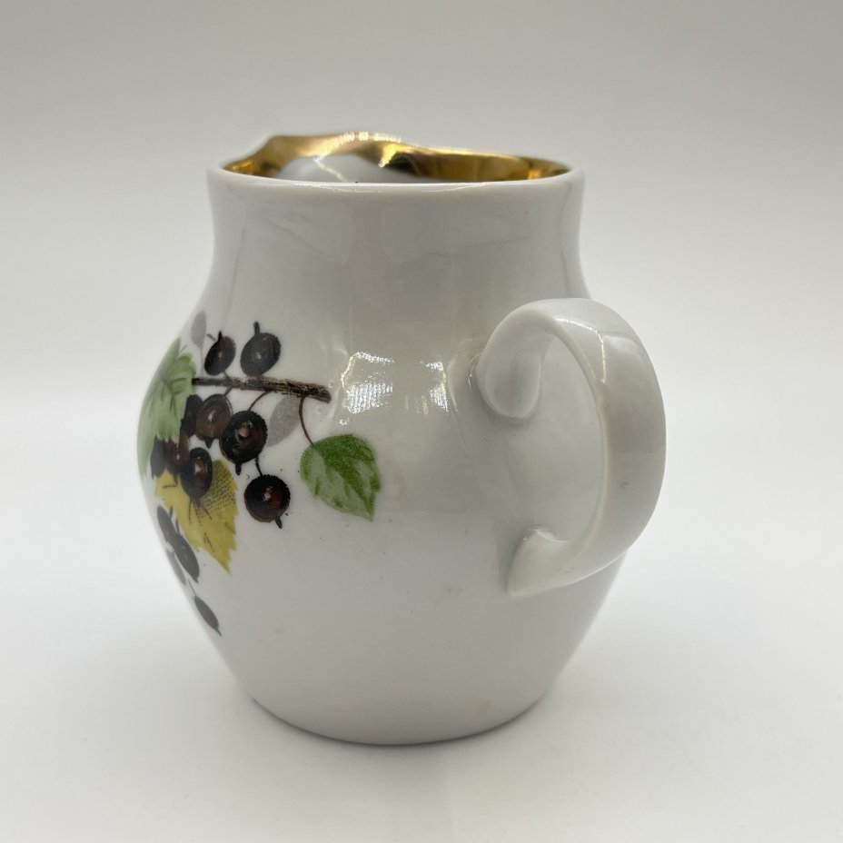 Молочник с изображением черной смородины, фарфор, деколь, золочение, Дулевский фарфоровый завод (Дулёво), СССР, 1968-1991 гг.