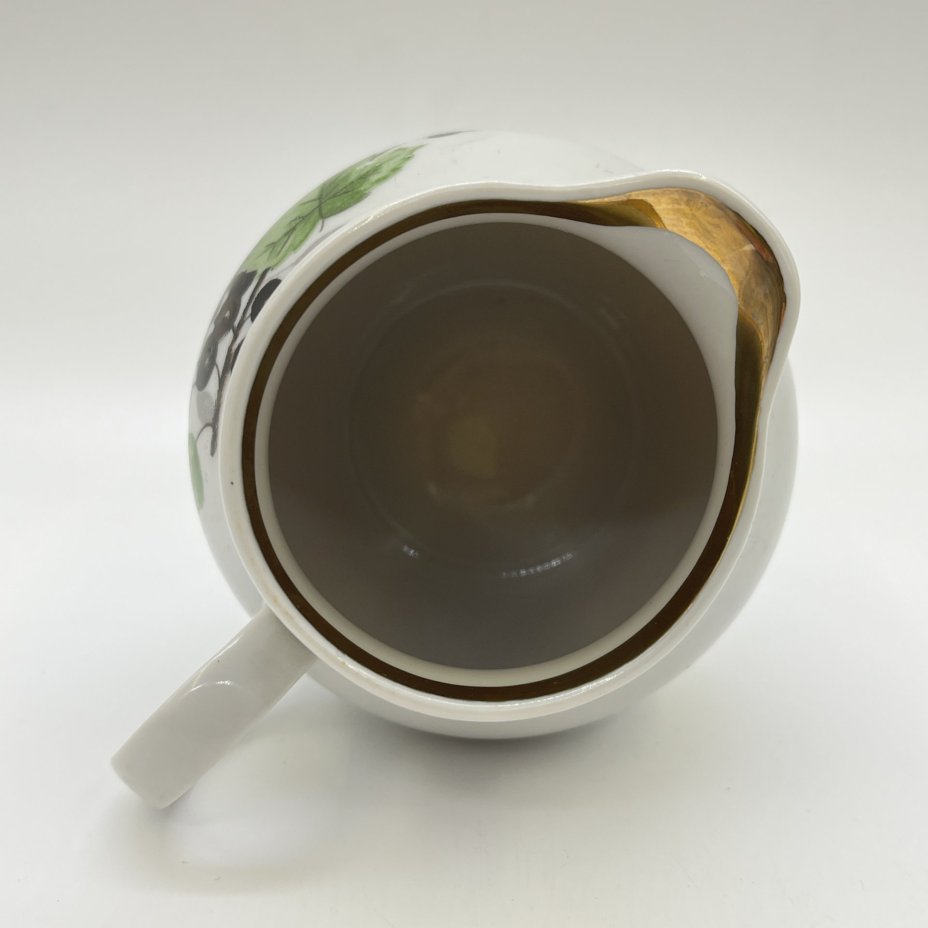 Молочник с изображением черной смородины, фарфор, деколь, золочение, Дулевский фарфоровый завод (Дулёво), СССР, 1968-1991 гг.