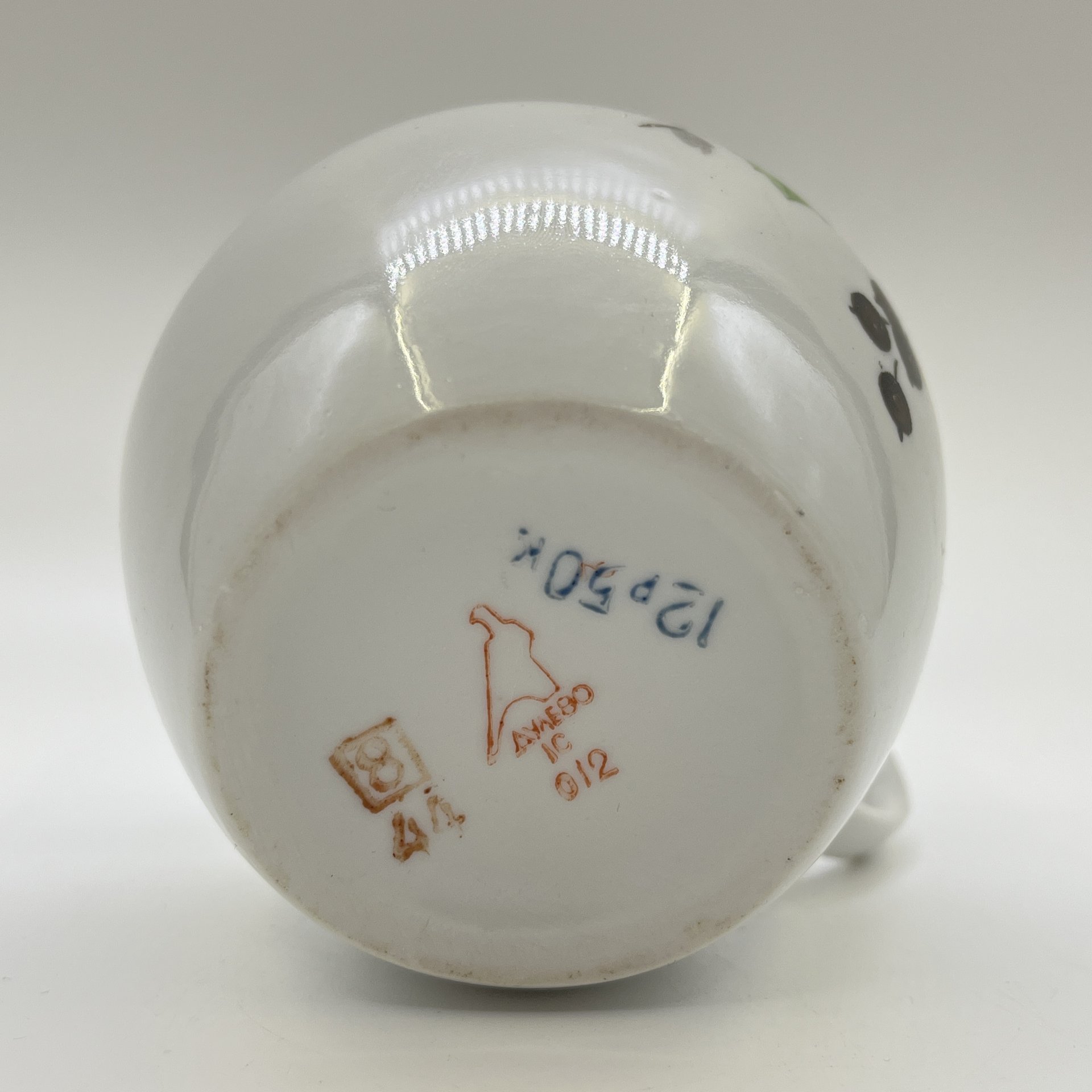 Молочник с изображением черной смородины, фарфор, деколь, золочение, Дулевский фарфоровый завод (Дулёво), СССР, 1968-1991 гг.