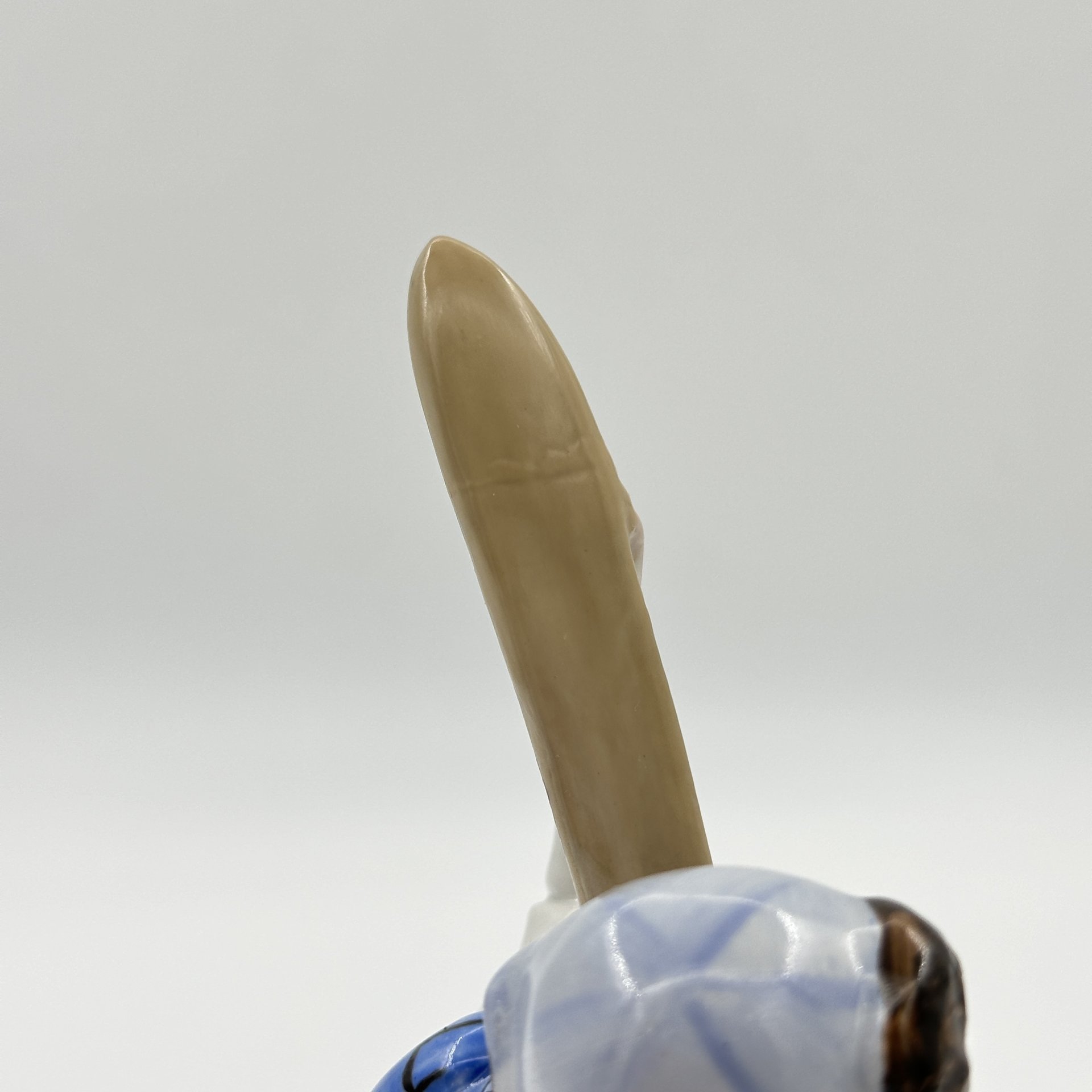 Статуэтка "Лыжник", скульптор Г.С. Столбова, художница Е.Н. Лупанова, Ленинградский фарфоровый завод (ЛФЗ)