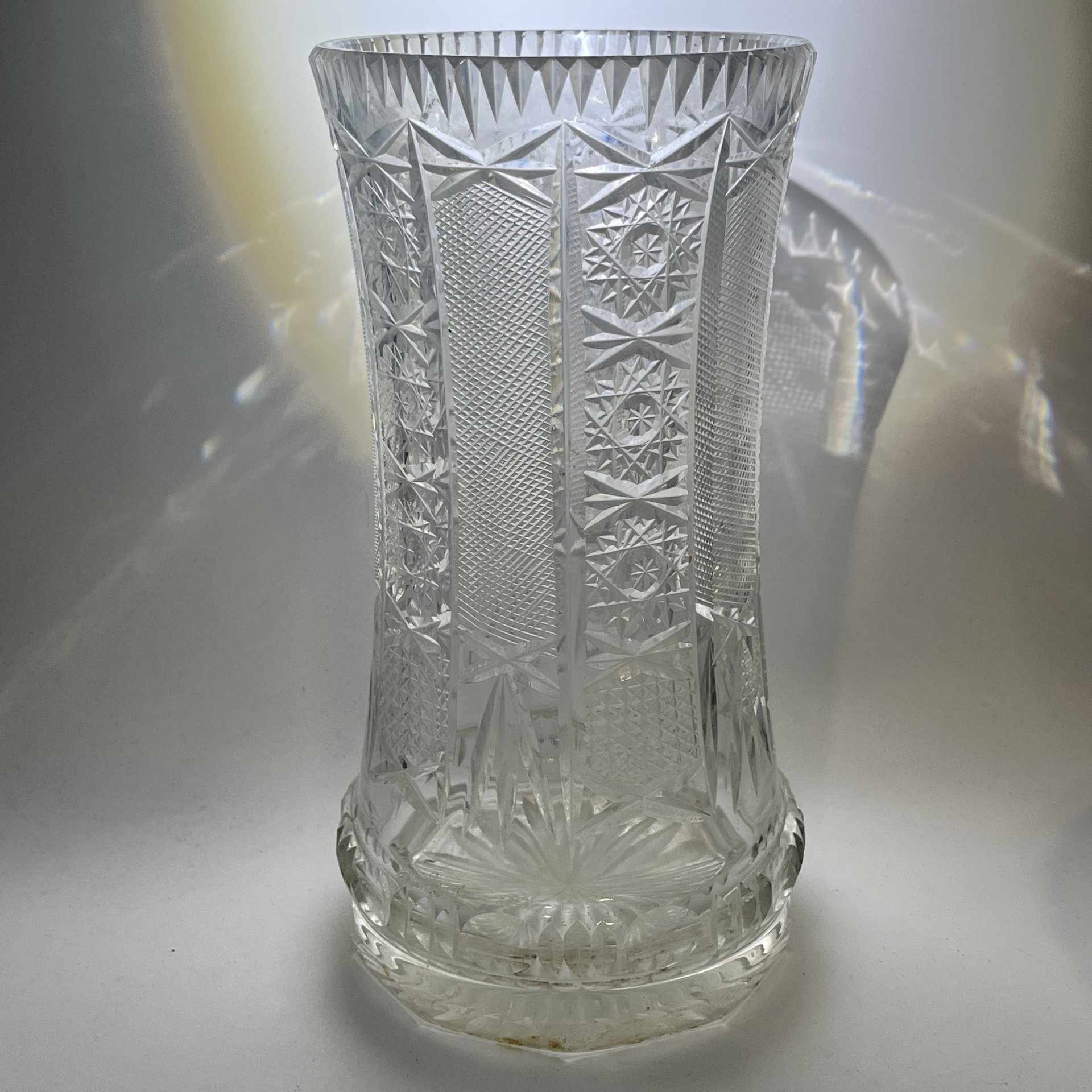 Большая ваза для цветочного букета с резным геометрическим декором, хрусталь, алмазная грань, СССР, 1970-1990 гг.