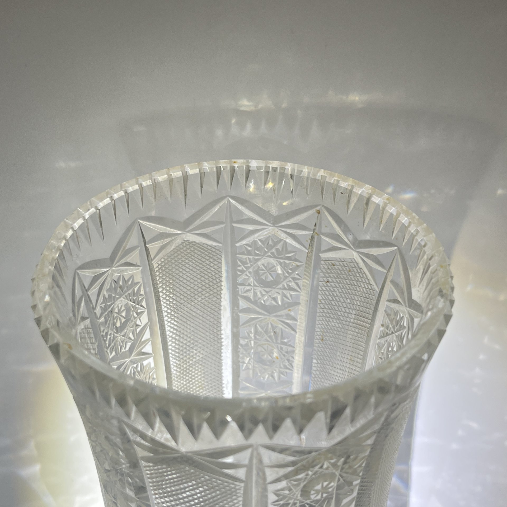 Большая ваза для цветочного букета с резным геометрическим декором, хрусталь, алмазная грань, СССР, 1970-1990 гг.