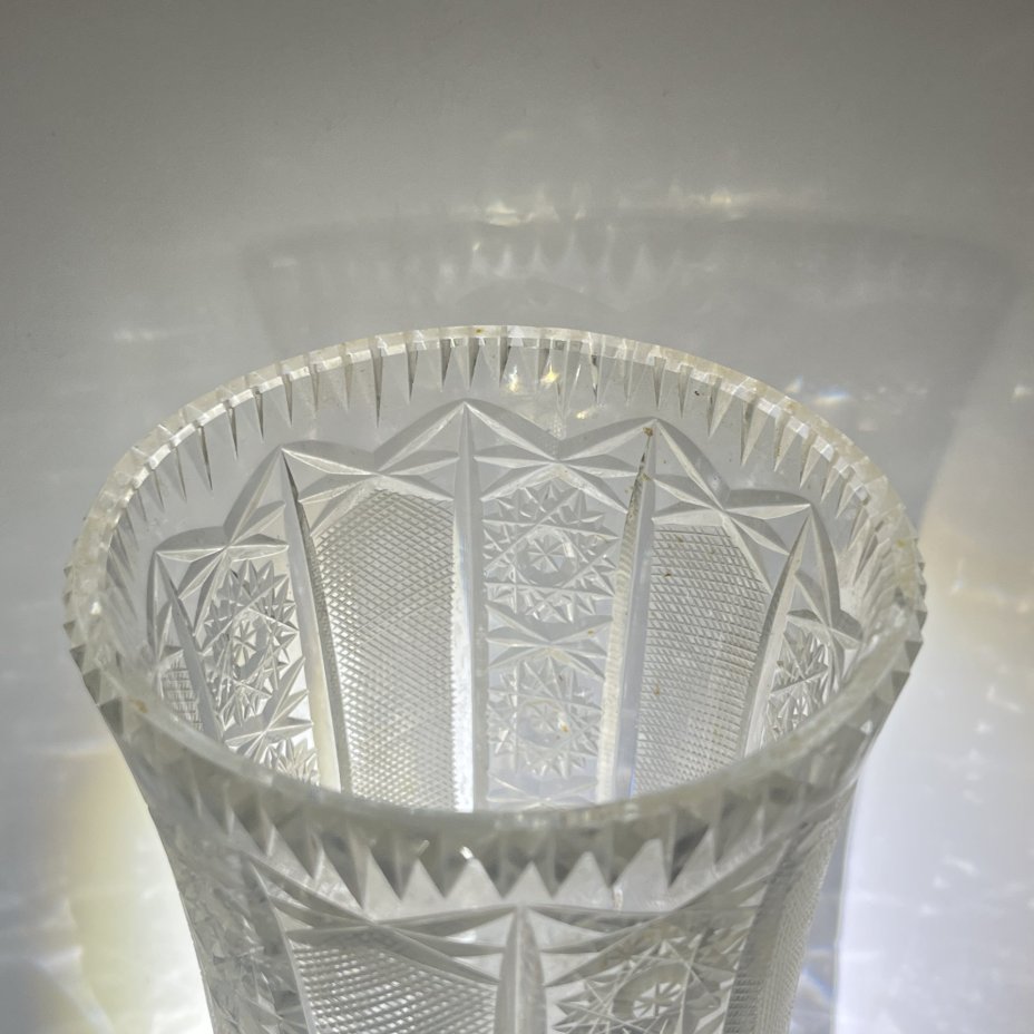 Большая ваза для цветочного букета с резным геометрическим декором