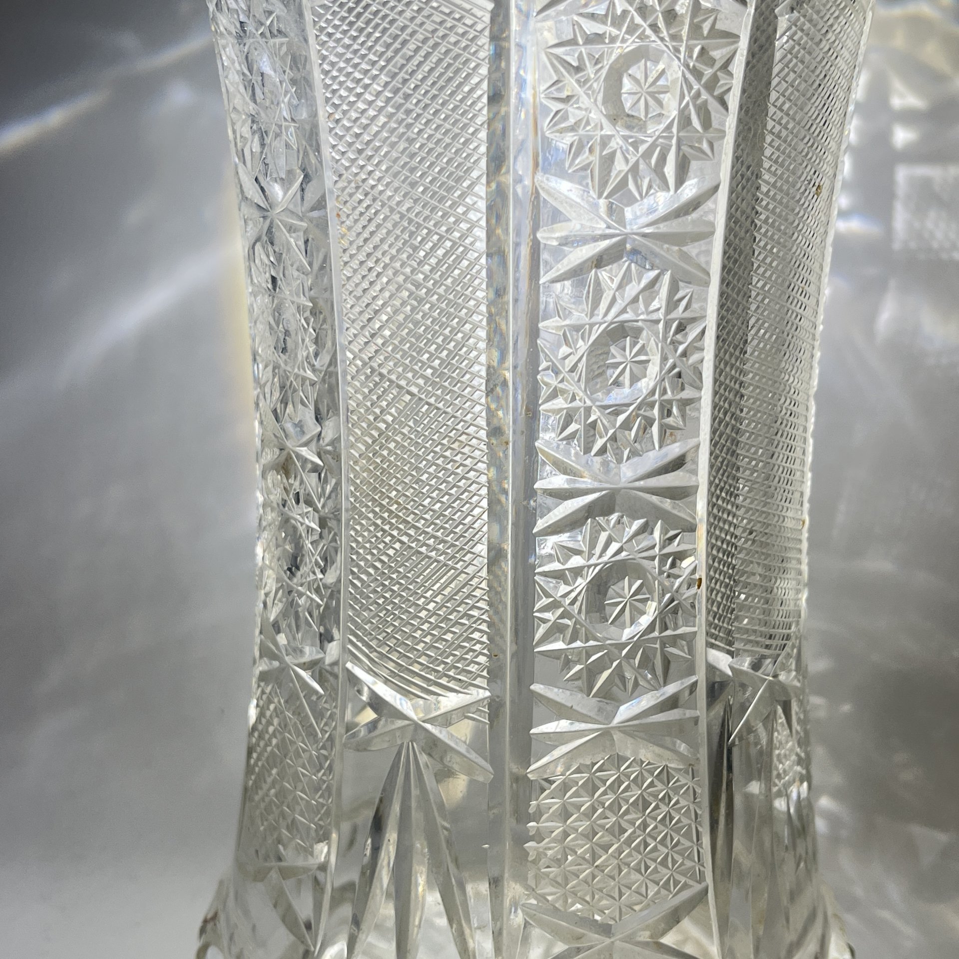 Большая ваза для цветочного букета с резным геометрическим декором, хрусталь, алмазная грань, СССР, 1970-1990 гг.