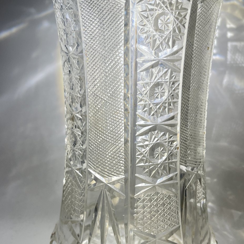 Большая ваза для цветочного букета с резным геометрическим декором