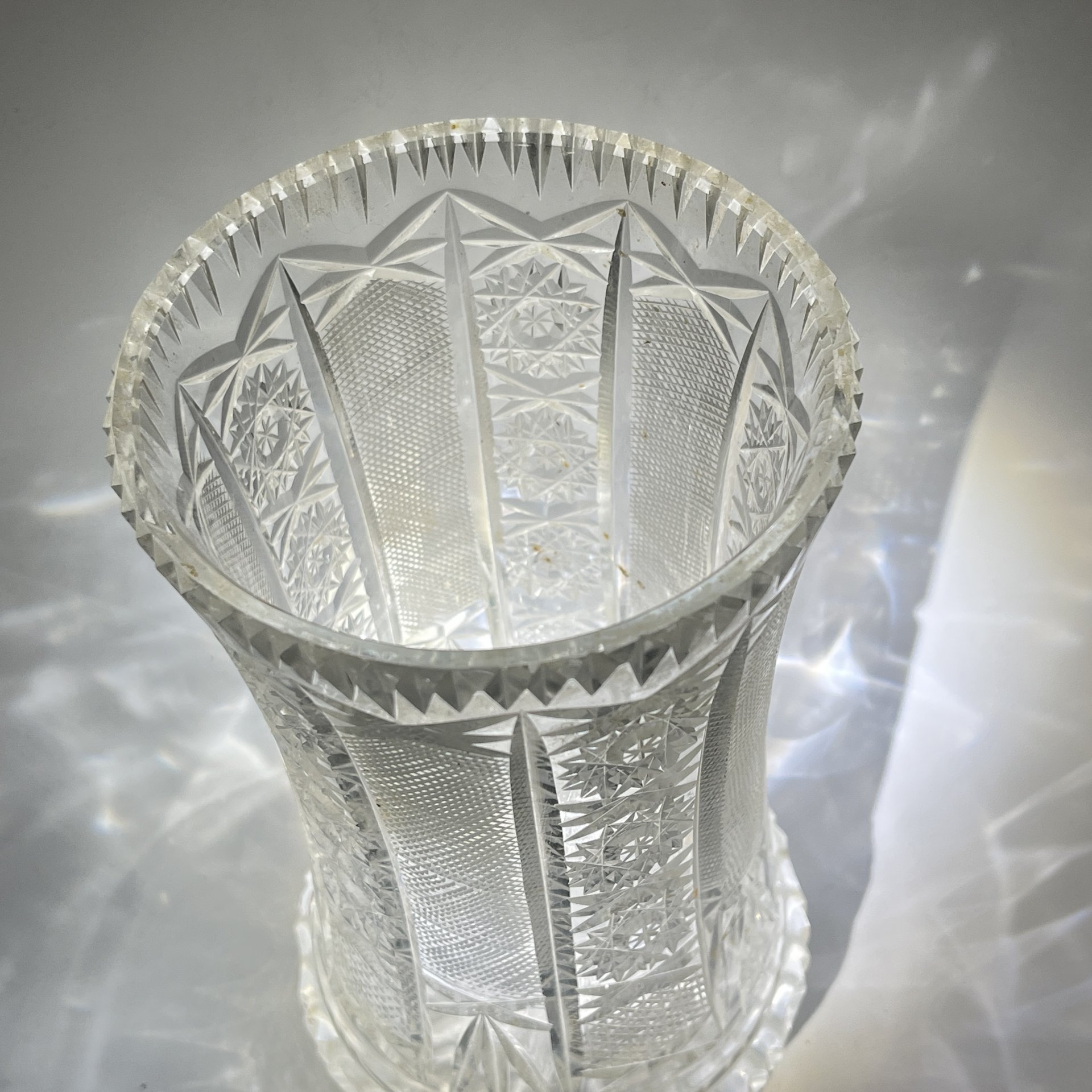 Большая ваза для цветочного букета с резным геометрическим декором, хрусталь, алмазная грань, СССР, 1970-1990 гг.