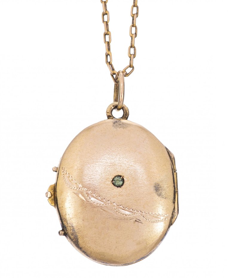 Кулон (локет), декорированный орнаментом и вставкой из хризолита, золото 583 пр., СССР, 1954-1958 гг.
