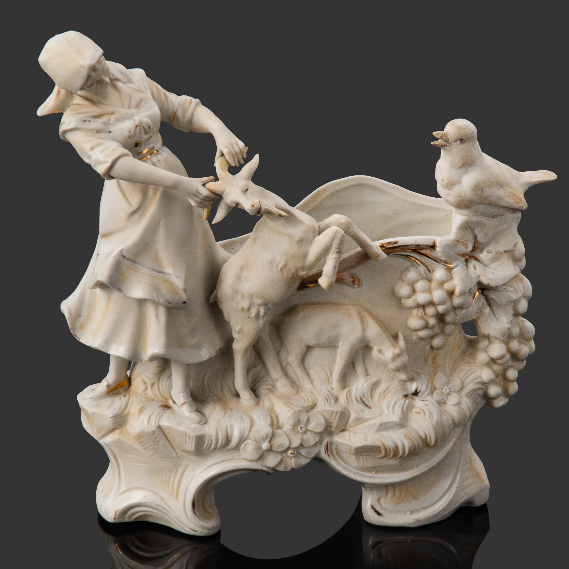 Скульптурная композиция (карандашница, кашпо) "Укрощение козла" (Пастушка усмиряющая козлика и голубь на корзине винограда)), бисквит, подрисовка, золочение, Западная Европа, 1920-1950 гг.