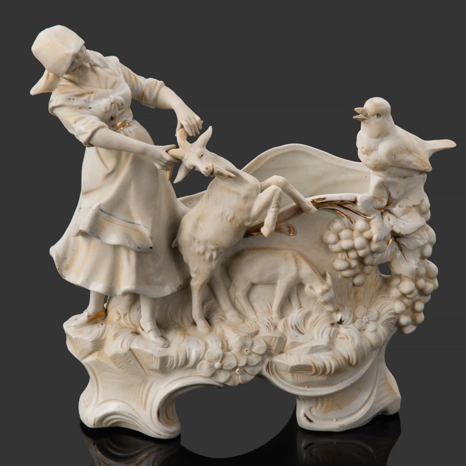 Скульптурная композиция (карандашница, кашпо) "Укрощение козла" (Пастушка усмиряющая козлика и голубь на корзине винограда)), бисквит, подрисовка, золочение, Западная Европа, 1920-1950 гг.