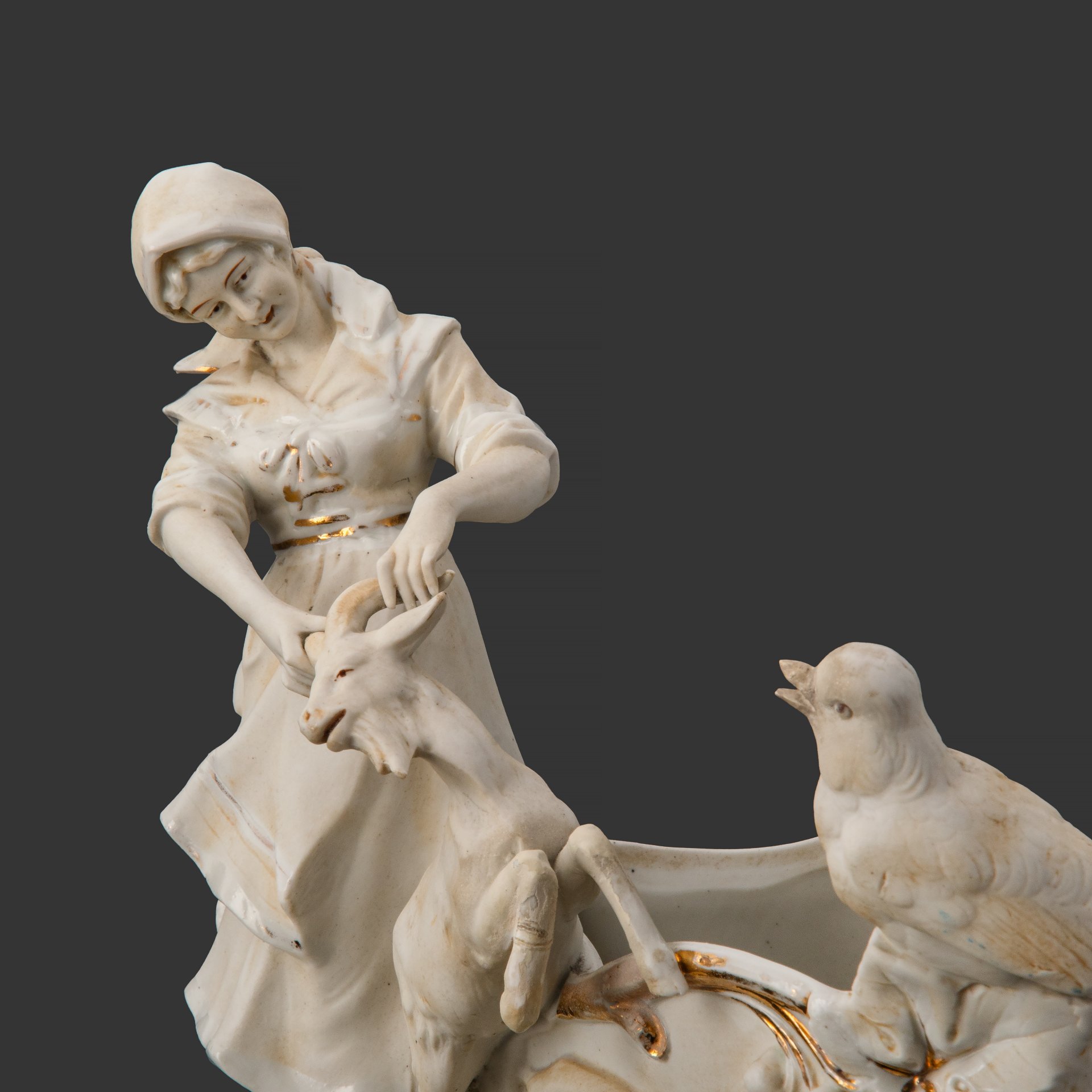 Скульптурная композиция (карандашница, кашпо) "Укрощение козла" (Пастушка усмиряющая козлика и голубь на корзине винограда)), бисквит, подрисовка, золочение, Западная Европа, 1920-1950 гг.