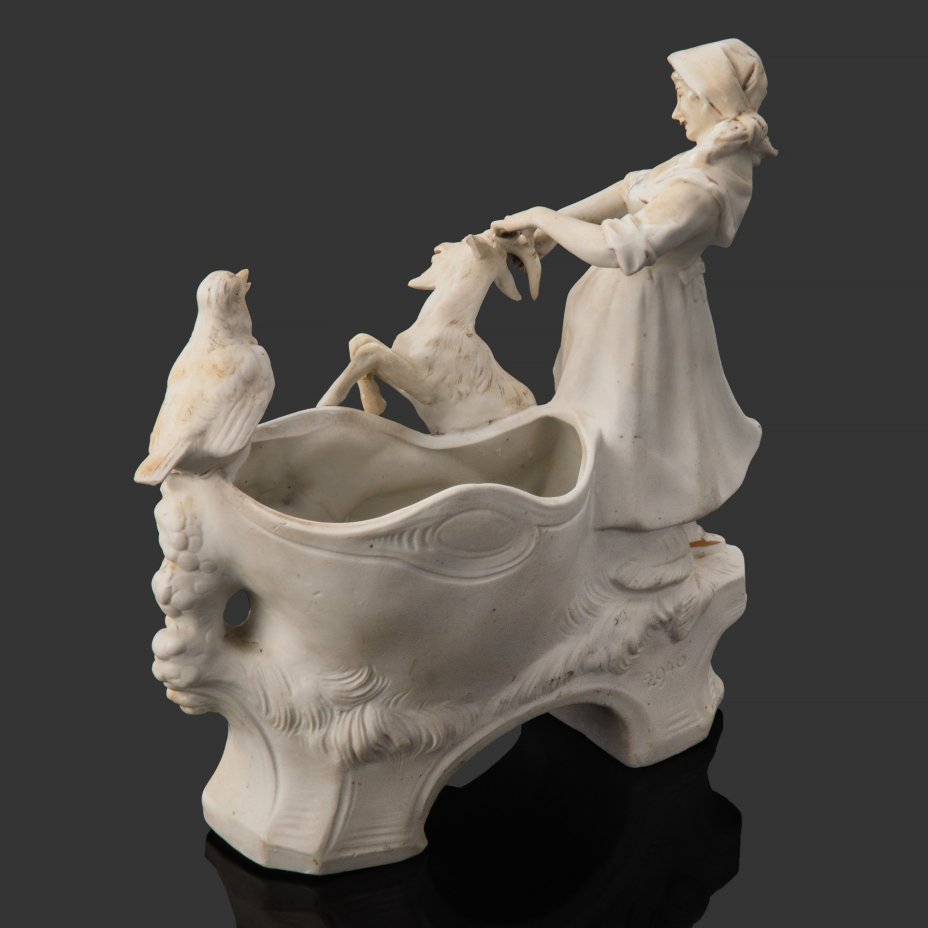 Скульптурная композиция (карандашница, кашпо) "Укрощение козла" (Пастушка усмиряющая козлика и голубь на корзине винограда))