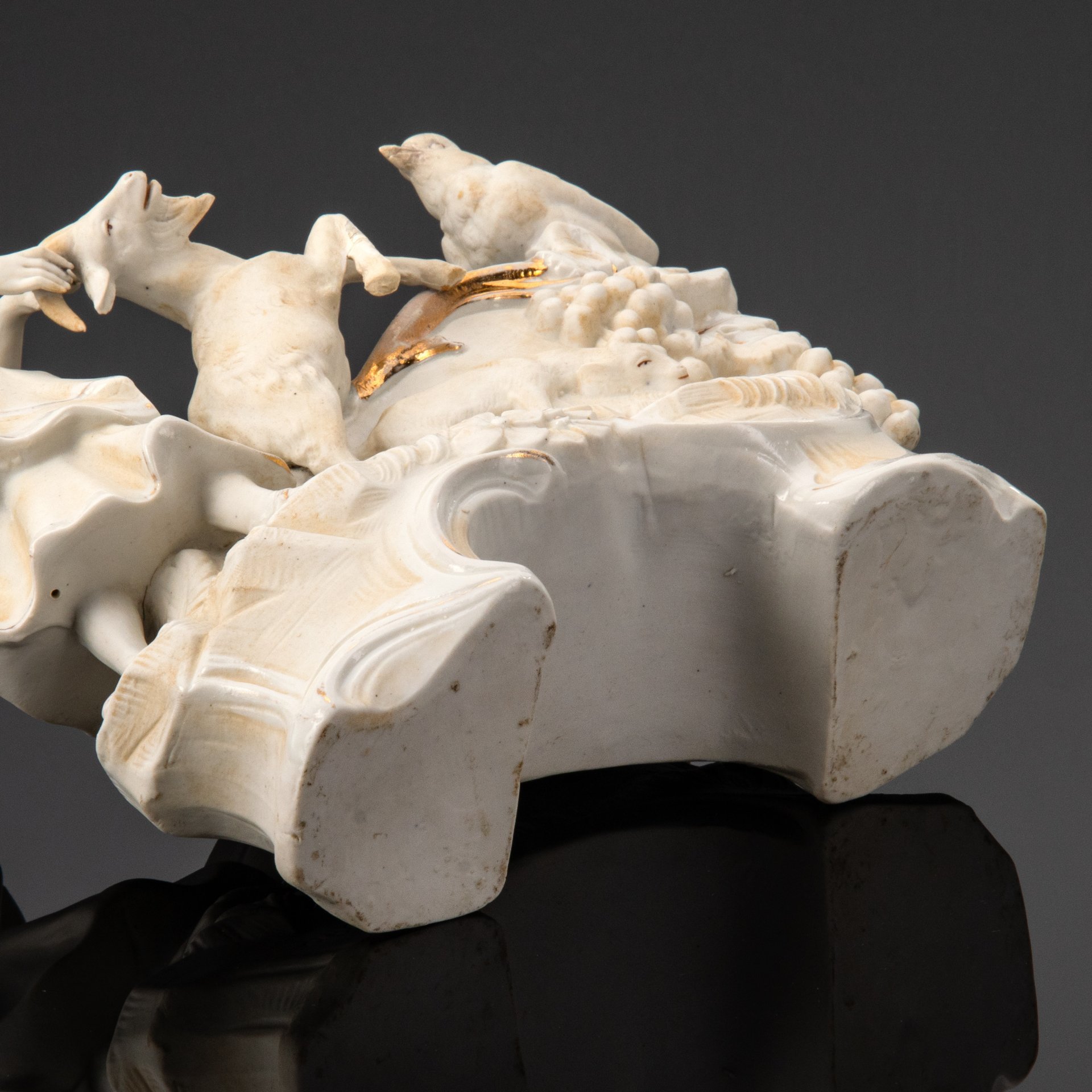 Скульптурная композиция (карандашница, кашпо) "Укрощение козла" (Пастушка усмиряющая козлика и голубь на корзине винограда)), бисквит, подрисовка, золочение, Западная Европа, 1920-1950 гг.