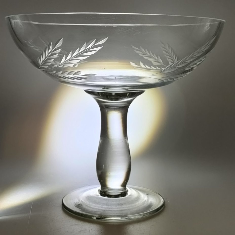 Ваза на ножке, украшенная растительным декором в виде колосьев, стекло, резьба, СССР, 1940-1960 гг.