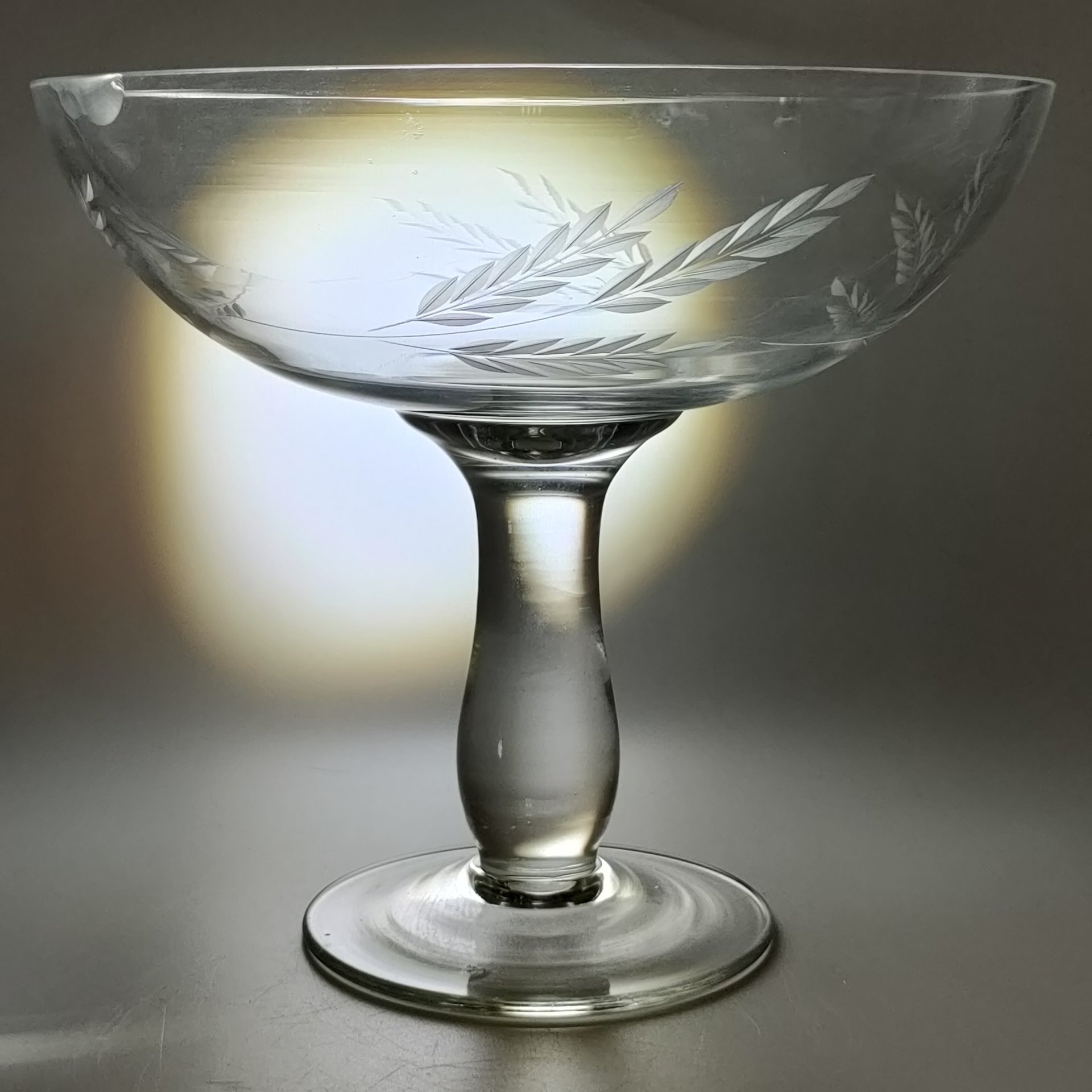Ваза на ножке, украшенная растительным декором в виде колосьев, стекло, резьба, СССР, 1940-1960 гг.