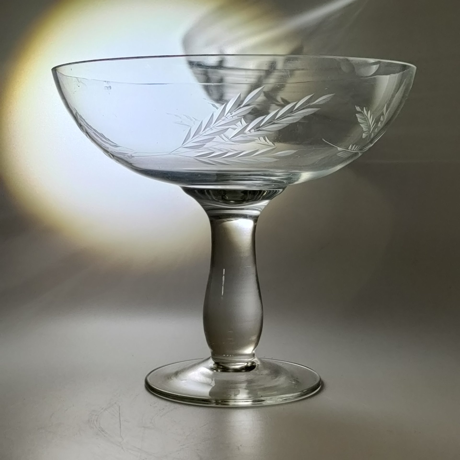 Ваза на ножке, украшенная растительным декором в виде колосьев, стекло, резьба, СССР, 1940-1960 гг.