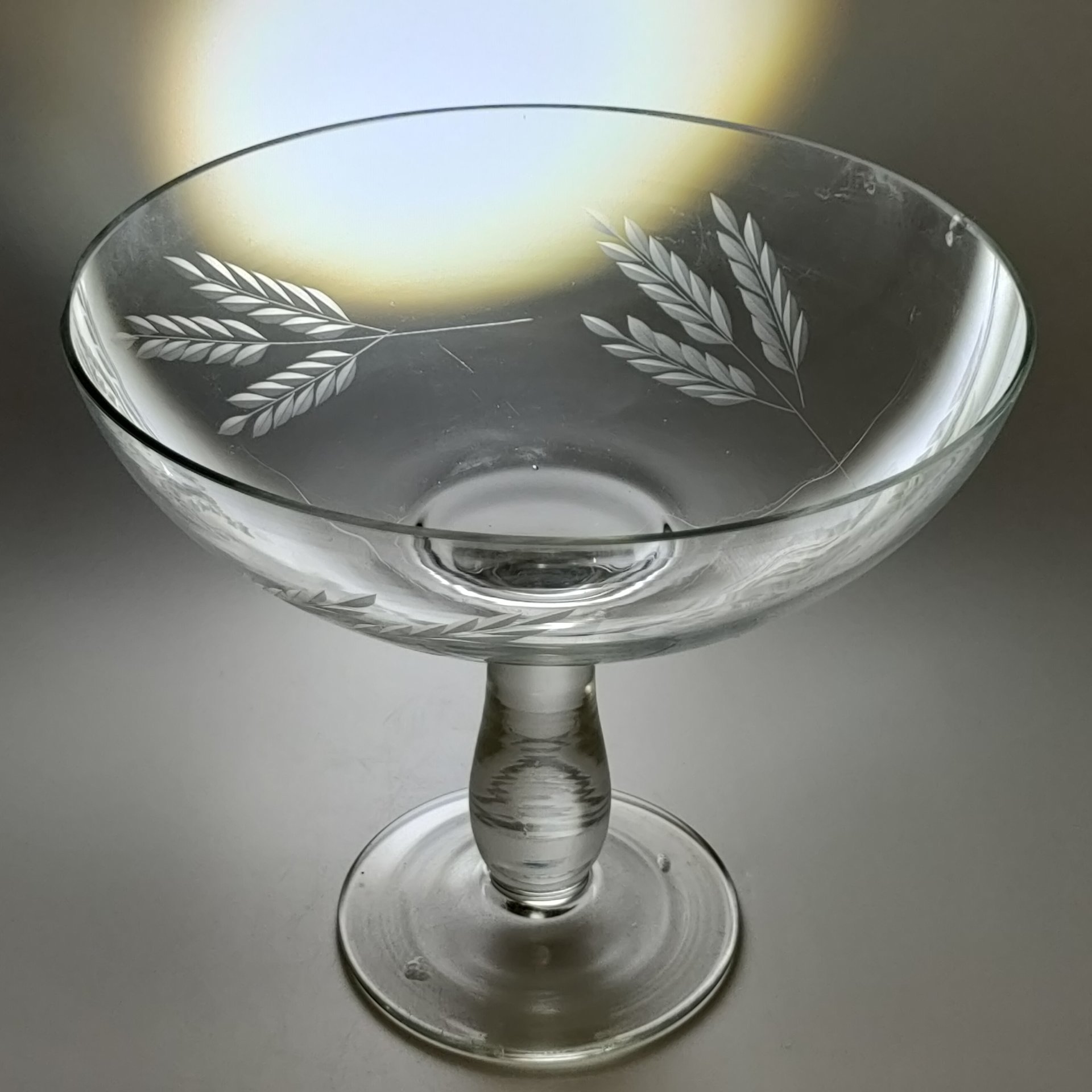 Ваза на ножке, украшенная растительным декором в виде колосьев, стекло, резьба, СССР, 1940-1960 гг.