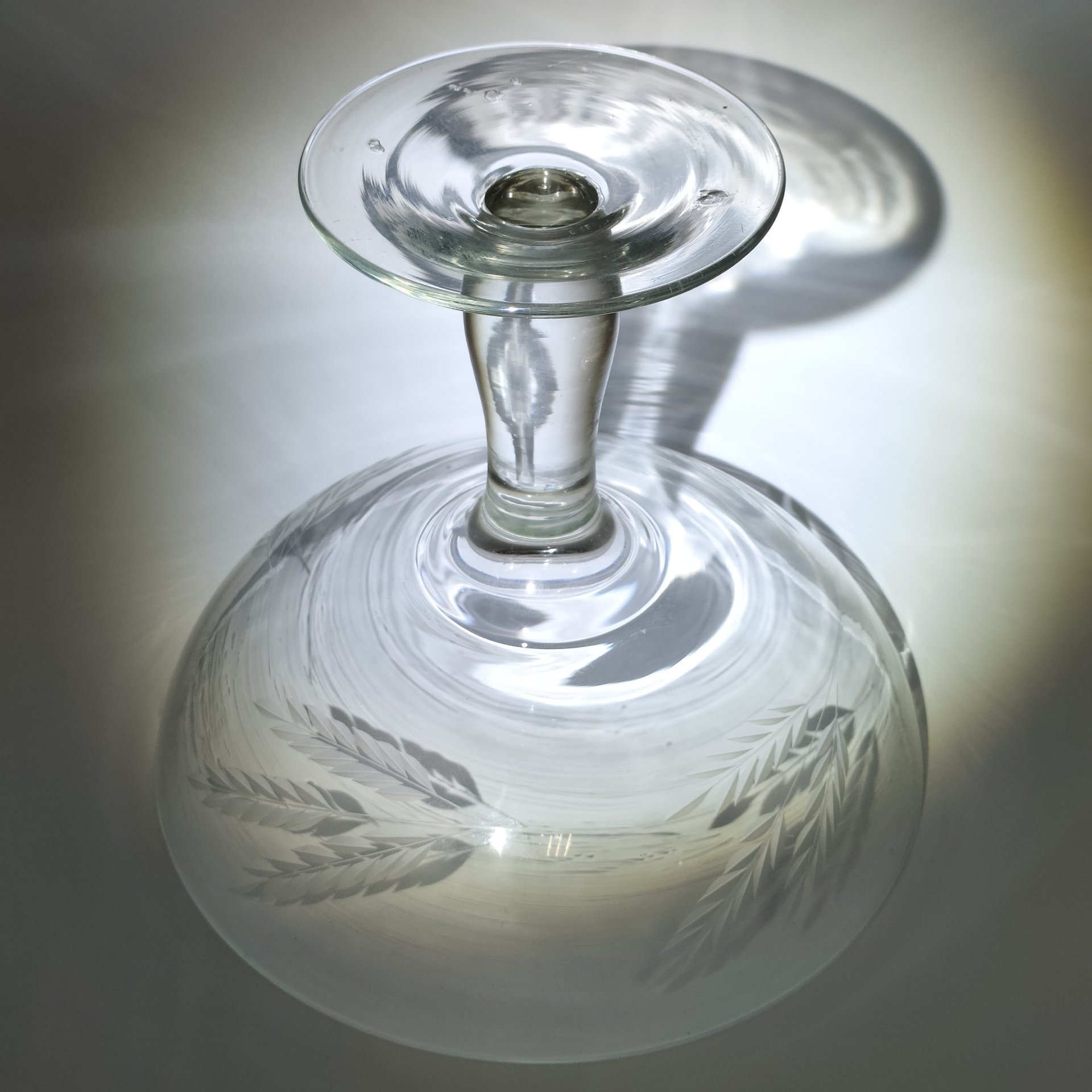 Ваза на ножке, украшенная растительным декором в виде колосьев, стекло, резьба, СССР, 1940-1960 гг.