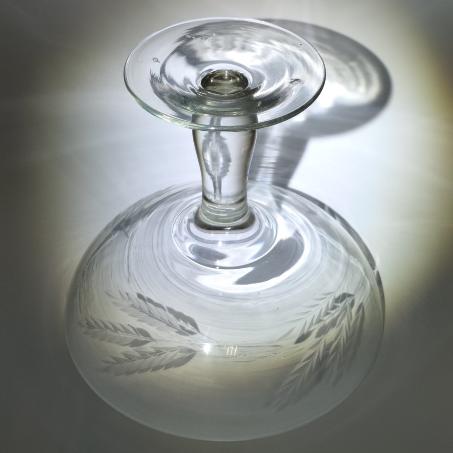 Ваза на ножке, украшенная растительным декором в виде колосьев