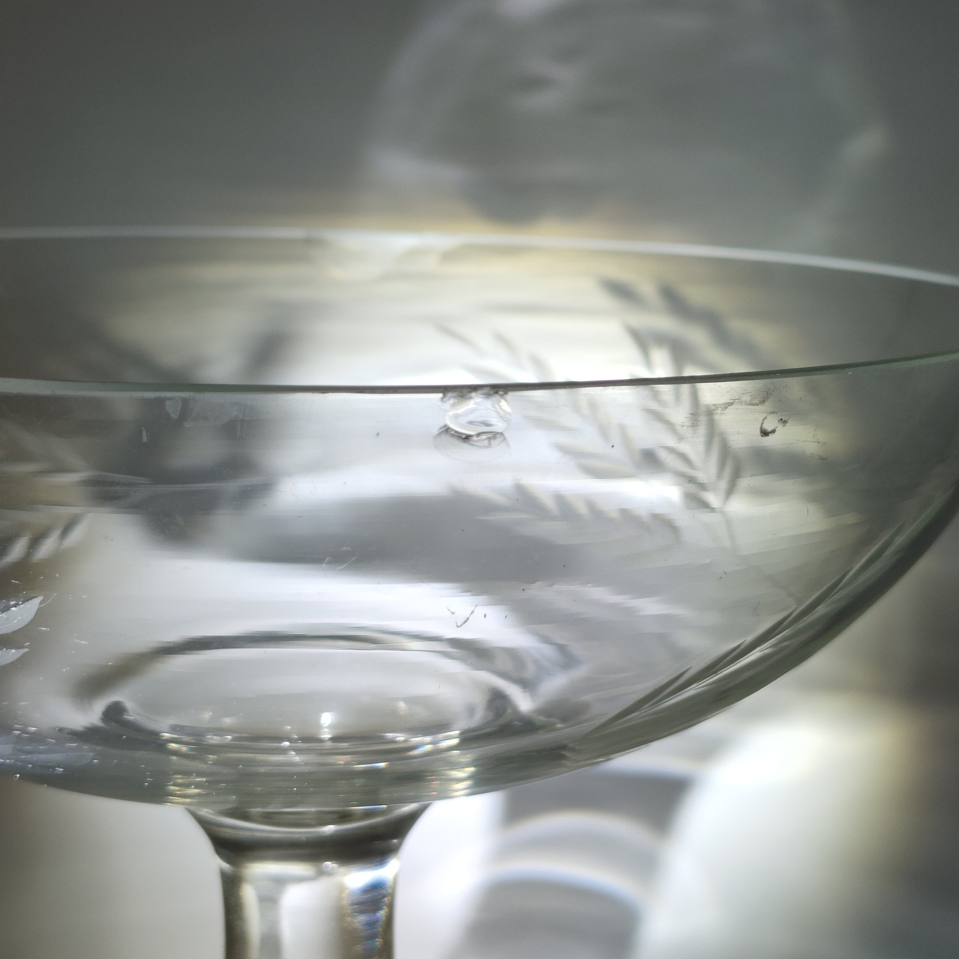 Ваза на ножке, украшенная растительным декором в виде колосьев, стекло, резьба, СССР, 1940-1960 гг.