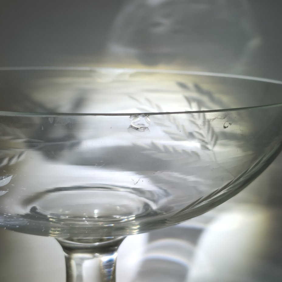 Ваза на ножке, украшенная растительным декором в виде колосьев