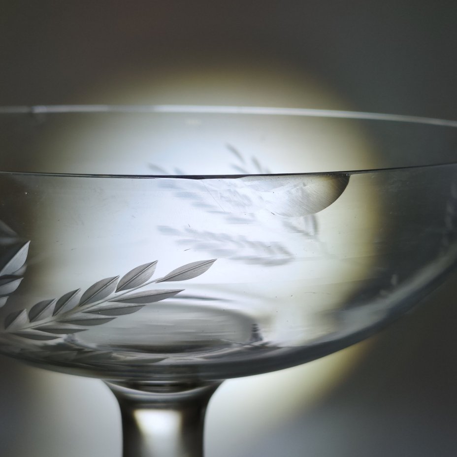 Ваза на ножке, украшенная растительным декором в виде колосьев