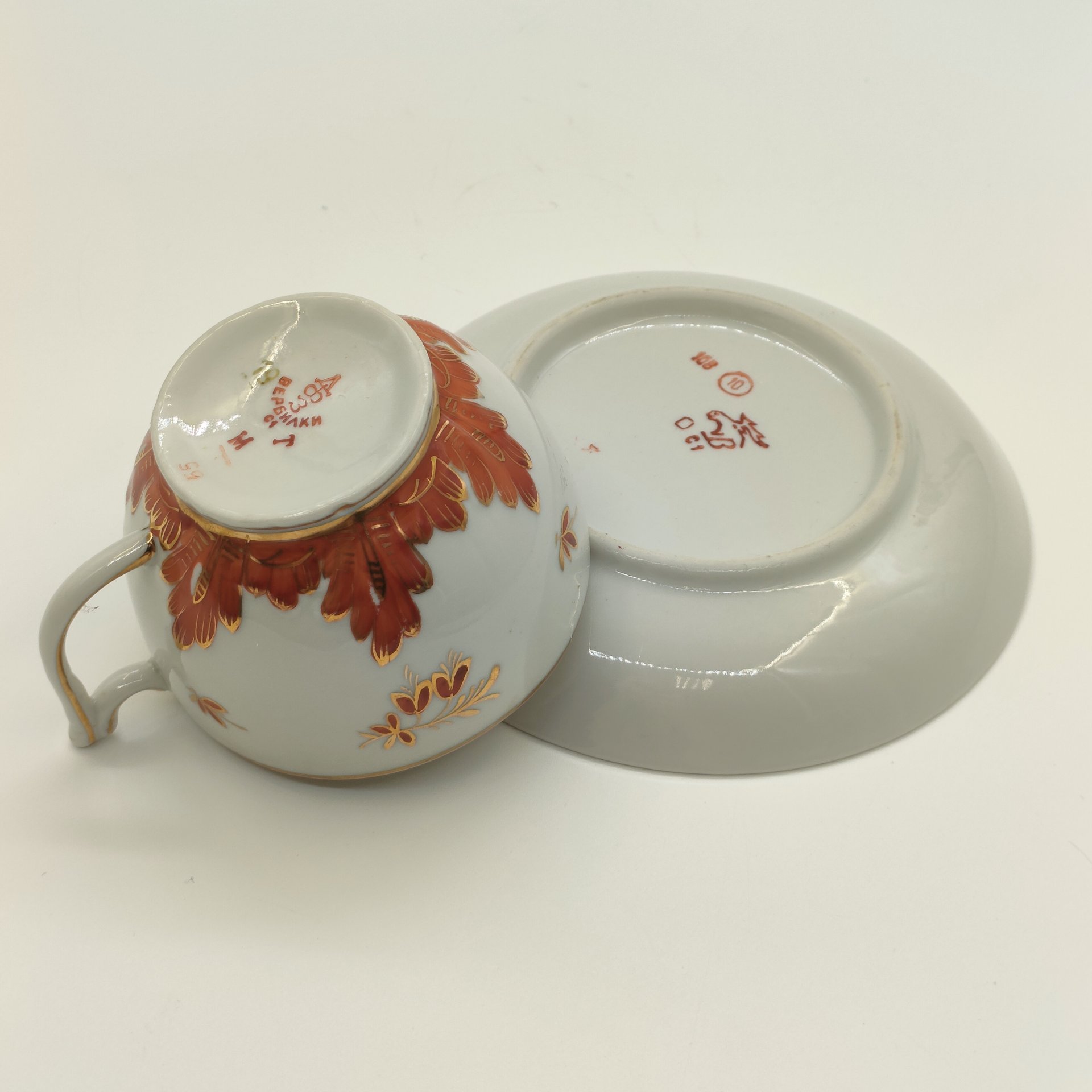Чайная пара "Барбарис", автор Е.П. Смирнов, фарфор, роспись, золочение, Дмитровский фарфоровый завод (ДФЗ Вербилки), СССР, 1954-1991 гг.