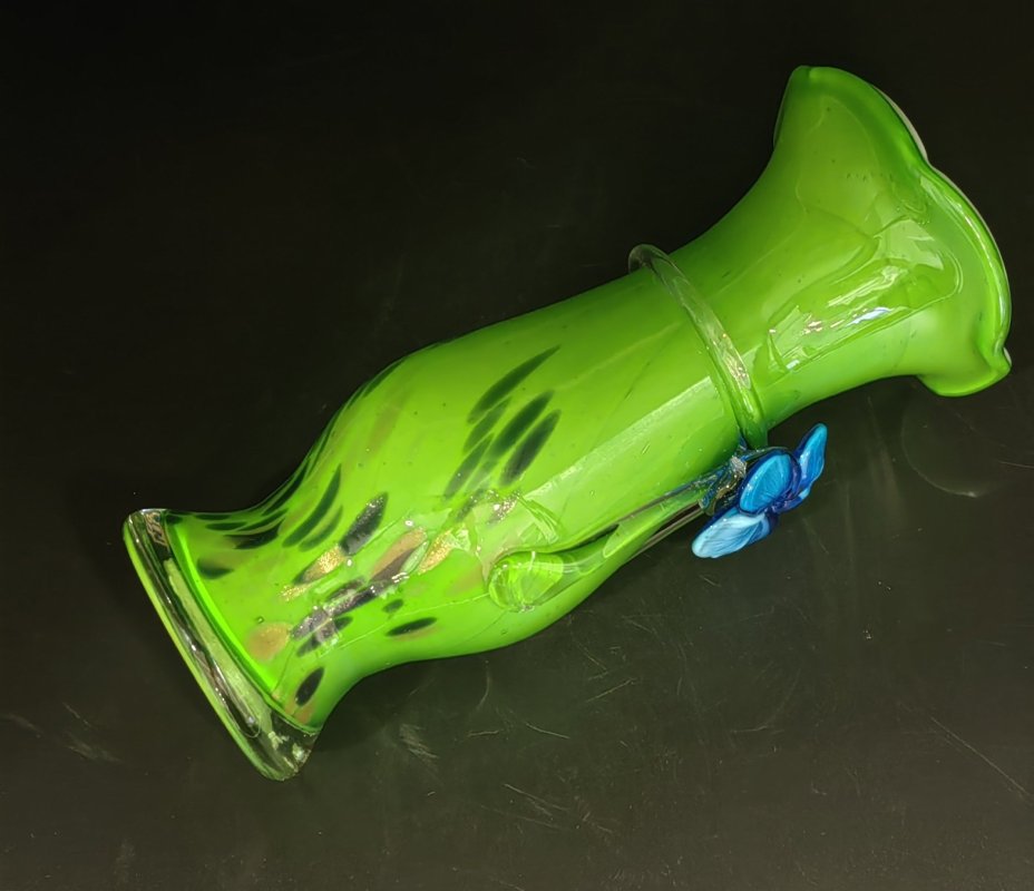 Ваза зелёного цвета с фестончатым краем и декором в виде цветка