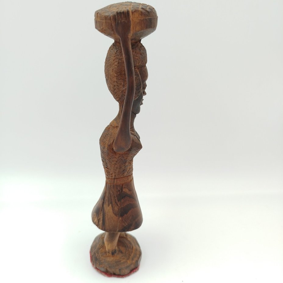 Статуэтка женщины несущей вещи на голове