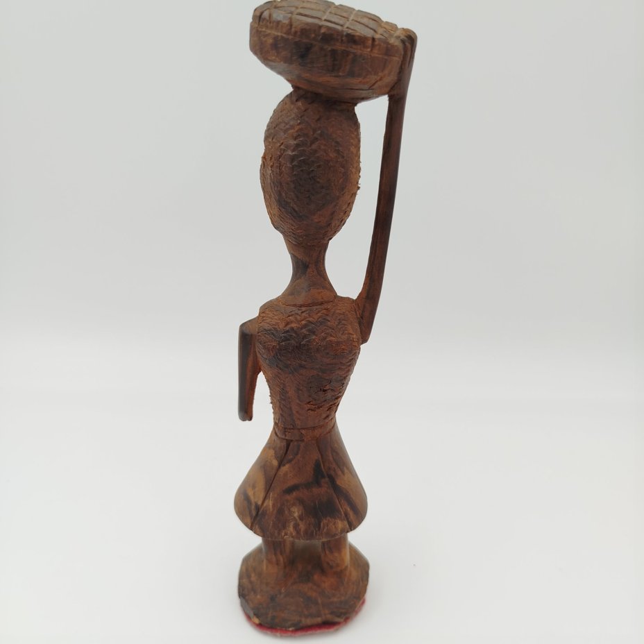 Статуэтка женщины несущей вещи на голове