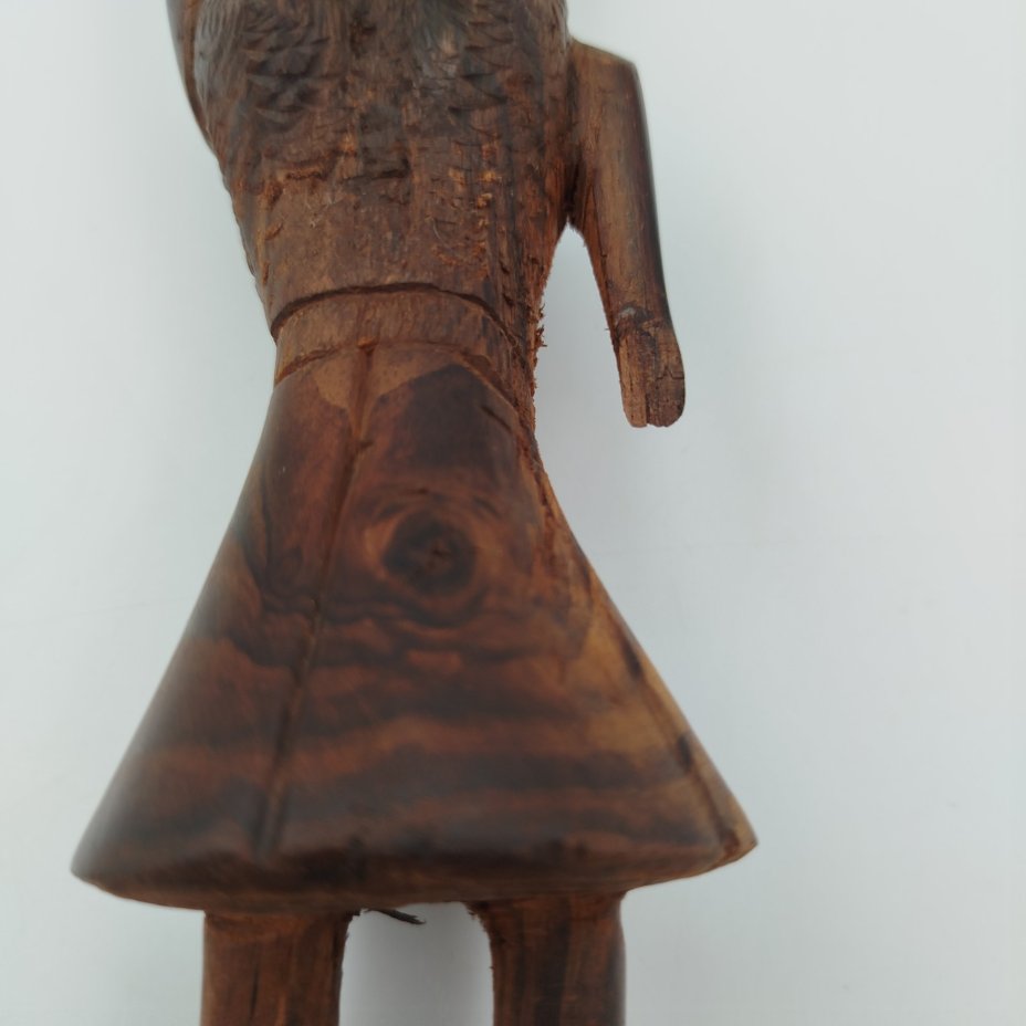 Статуэтка женщины несущей вещи на голове