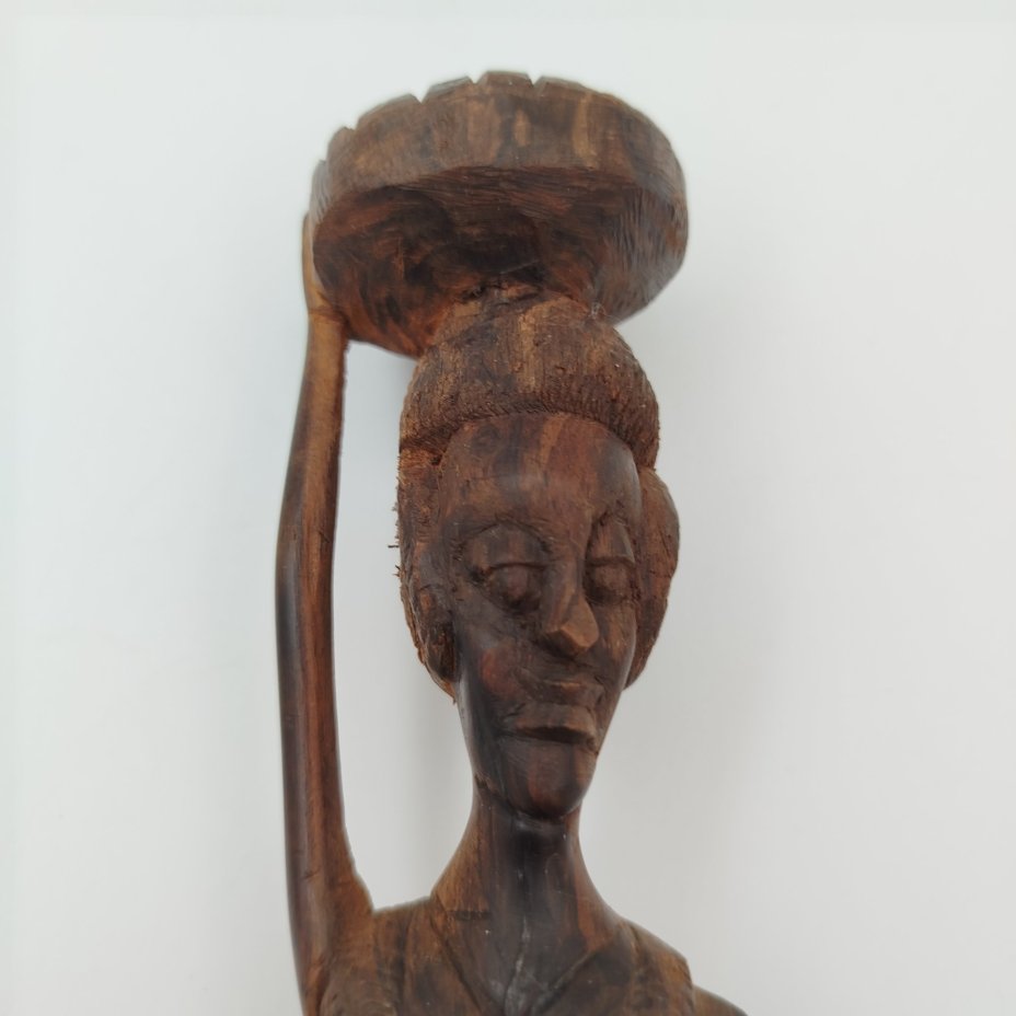 Статуэтка женщины несущей вещи на голове