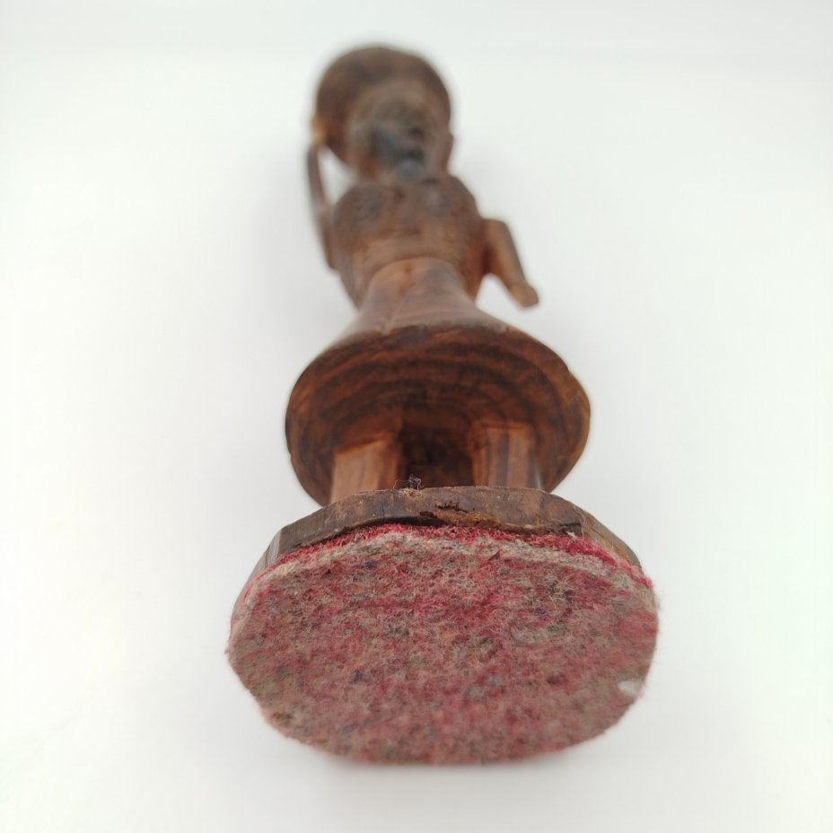 Статуэтка женщины несущей вещи на голове