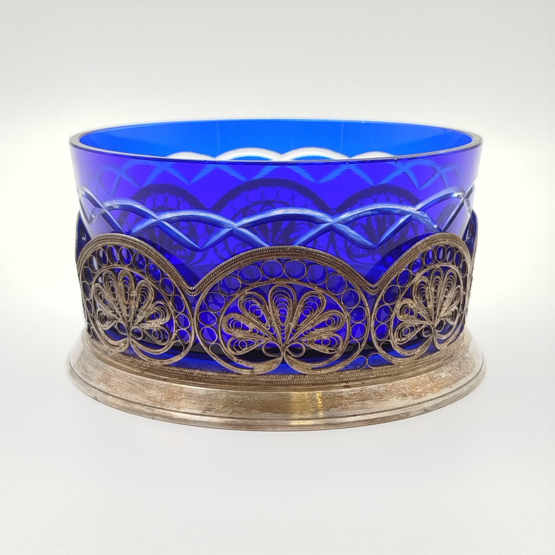 Сахарница из синего стекла с подставкой в технике скани, стекло, мельхиор, Мстерская художественная фабрика  «Ювелир», СССР, 1967 г.
