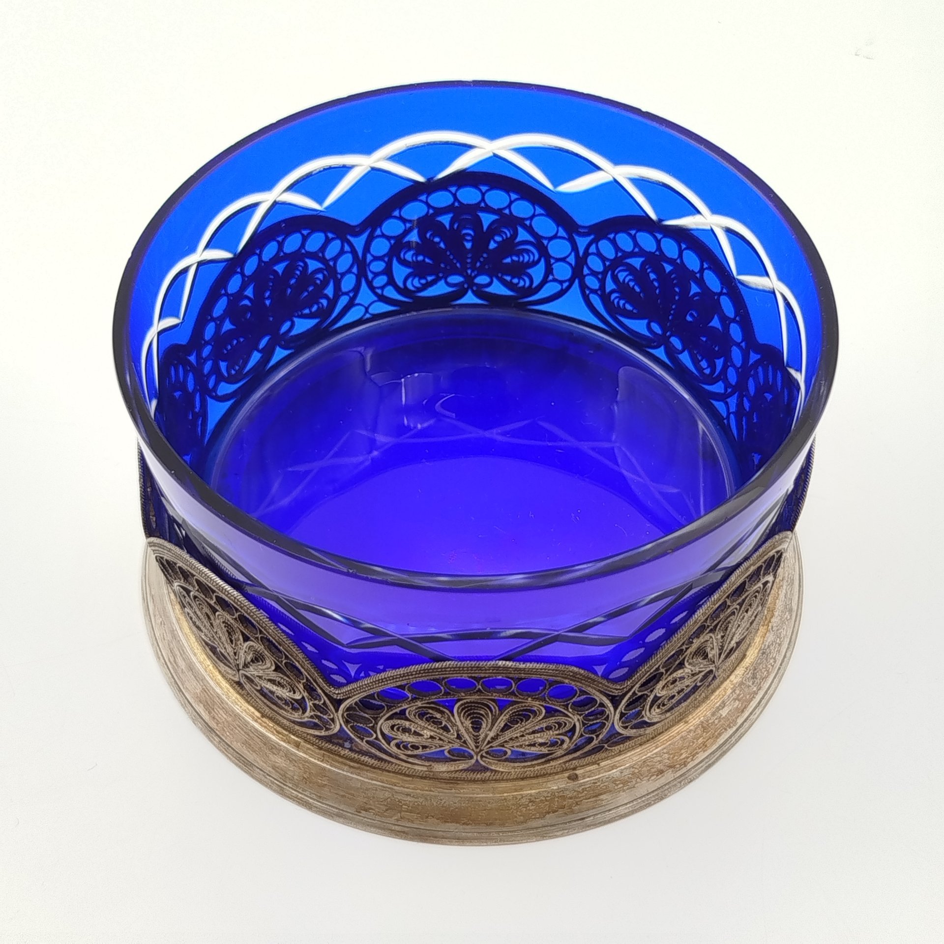 Сахарница из синего стекла с подставкой в технике скани, стекло, мельхиор, Мстерская художественная фабрика  «Ювелир», СССР, 1967 г.