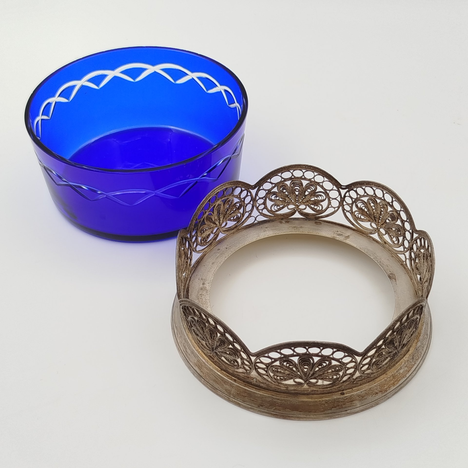 Сахарница из синего стекла с подставкой в технике скани, стекло, мельхиор, Мстерская художественная фабрика  «Ювелир», СССР, 1967 г.