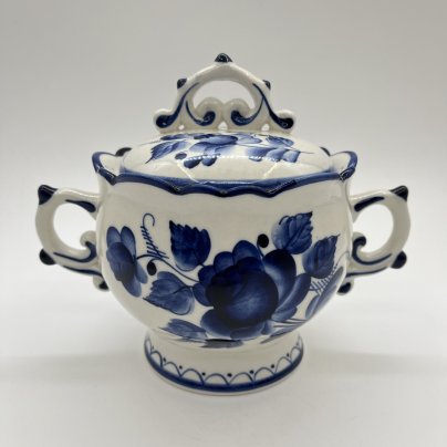 Сахарница, украшенная цветочным декором, фарфор, роспись, Объединение «Гжель», СССР, 1972-1985 гг.