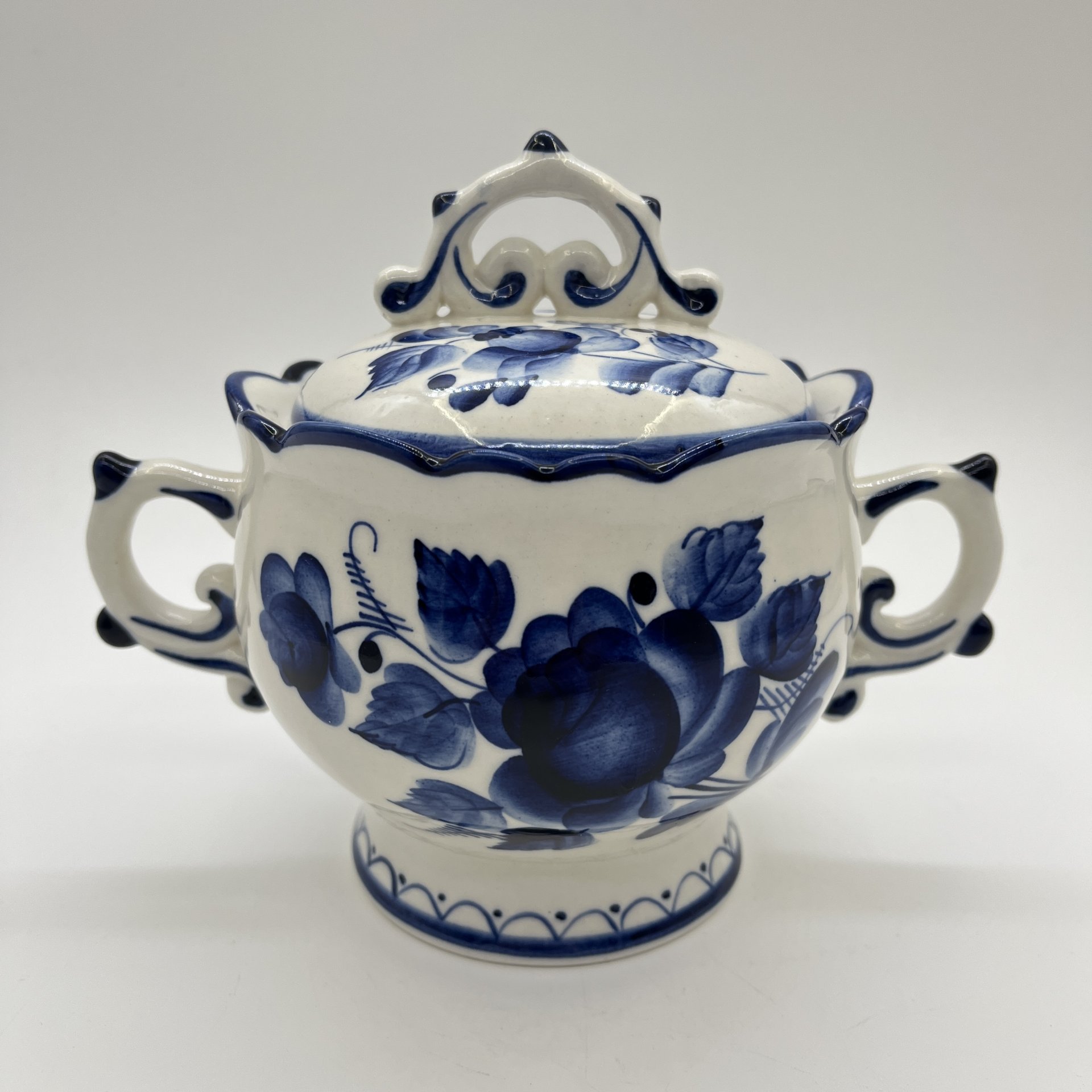 Сахарница, украшенная цветочным декором, фарфор, роспись, Объединение «Гжель», СССР, 1972-1985 гг.