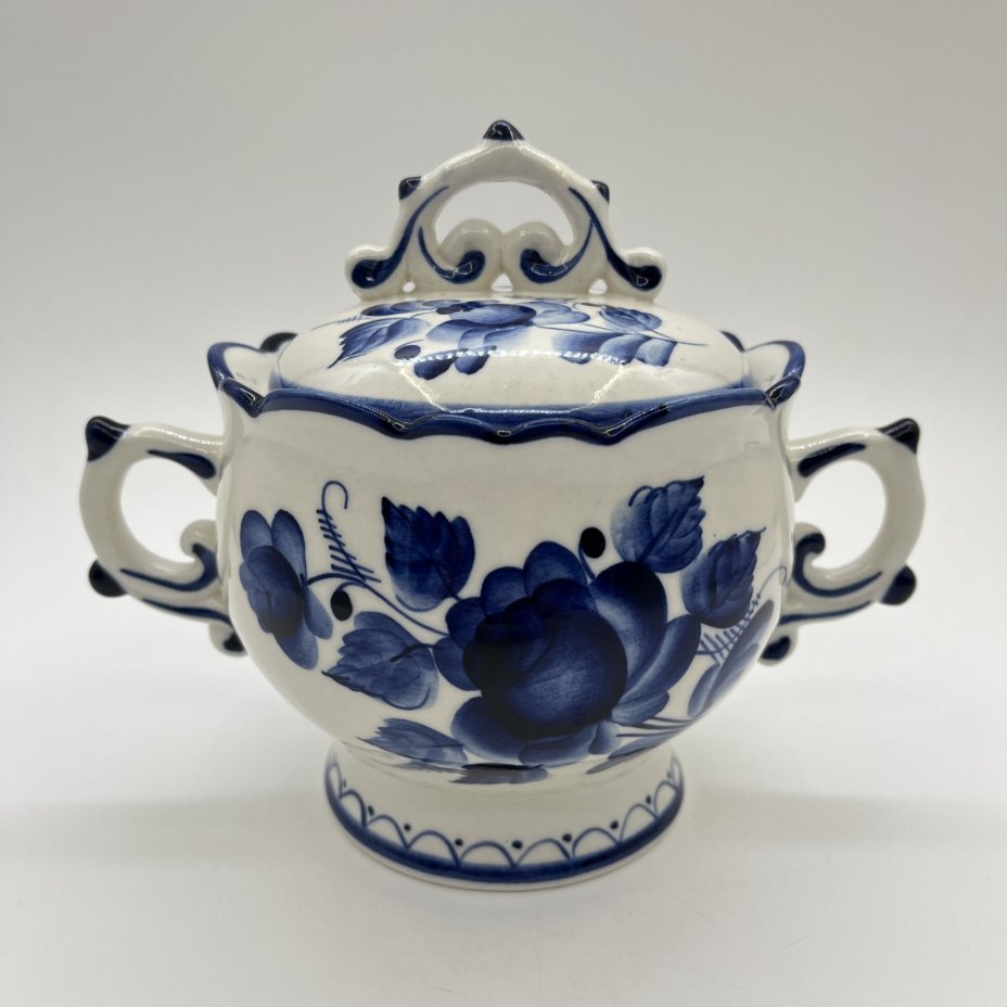 Сахарница, украшенная цветочным декором, фарфор, роспись, Объединение «Гжель», СССР, 1972-1985 гг.