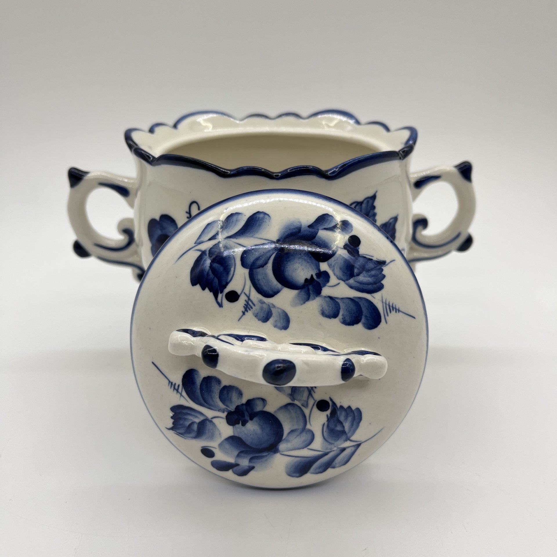 Сахарница, украшенная цветочным декором, фарфор, роспись, Объединение «Гжель», СССР, 1972-1985 гг.