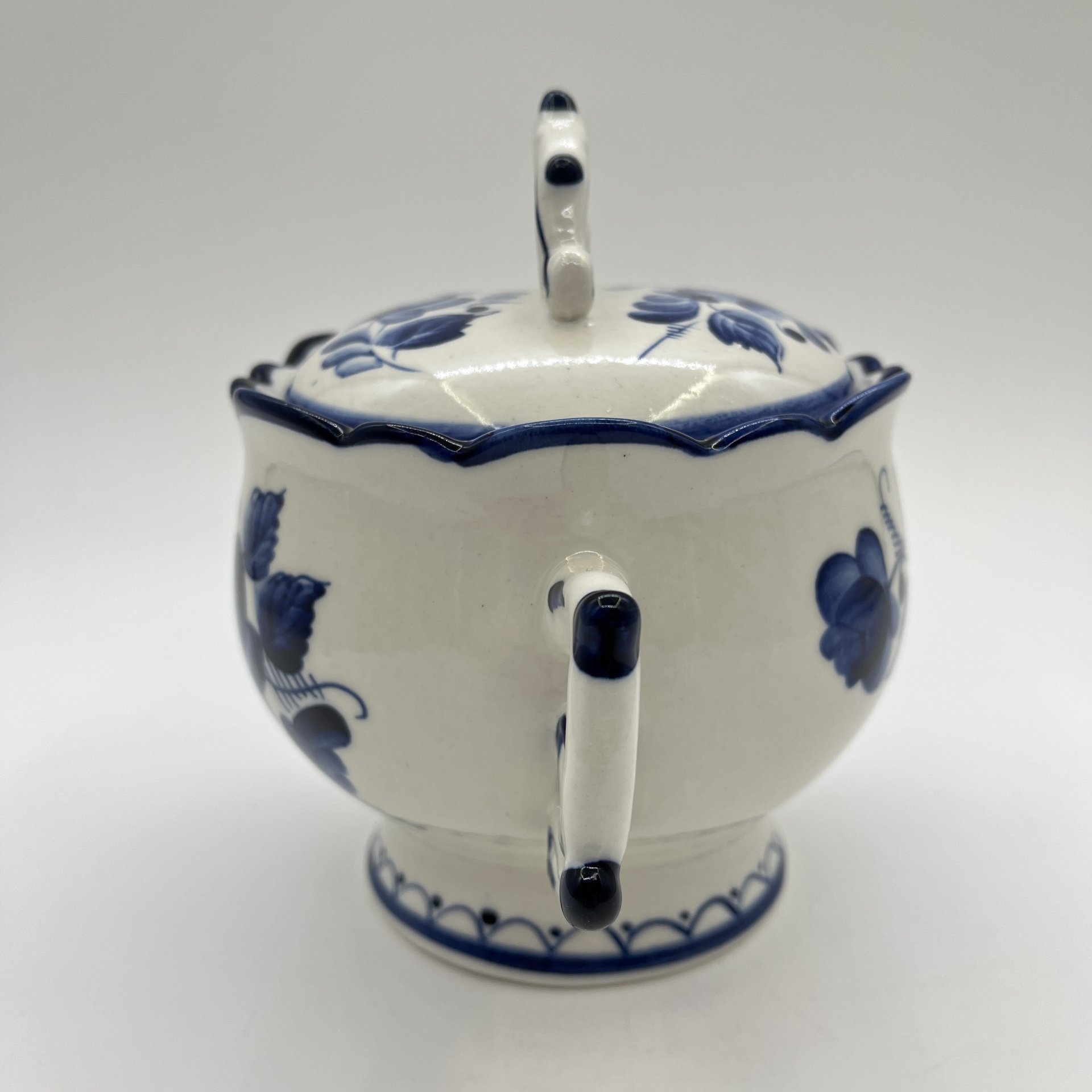 Сахарница, украшенная цветочным декором, фарфор, роспись, Объединение «Гжель», СССР, 1972-1985 гг.