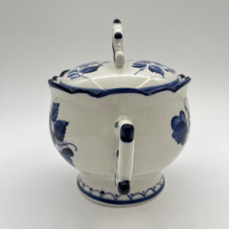 Сахарница, украшенная цветочным декором, фарфор, роспись, Объединение «Гжель», СССР, 1972-1985 гг.