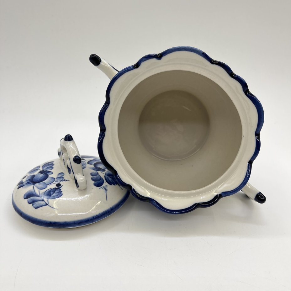 Сахарница, украшенная цветочным декором, фарфор, роспись, Объединение «Гжель», СССР, 1972-1985 гг.