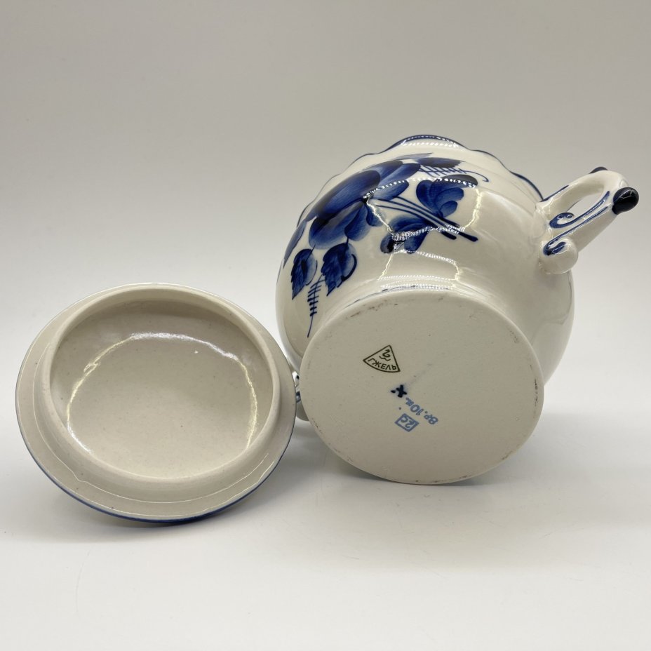 Сахарница, украшенная цветочным декором, фарфор, роспись, Объединение «Гжель», СССР, 1972-1985 гг.