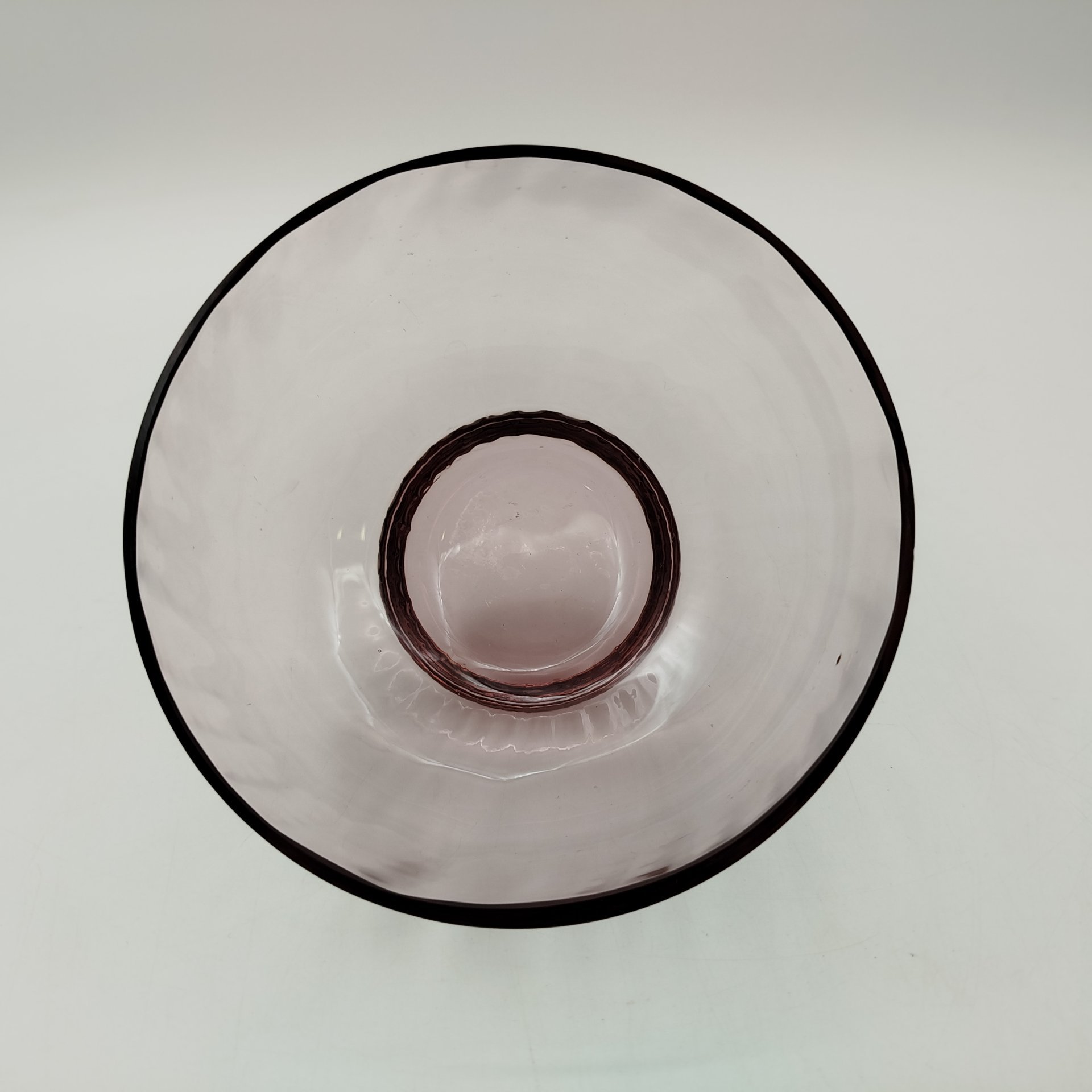 Пиала (конфетница)  лилового оттенка с рельефным туловом, стекло, СССР, 1980-1990 гг.