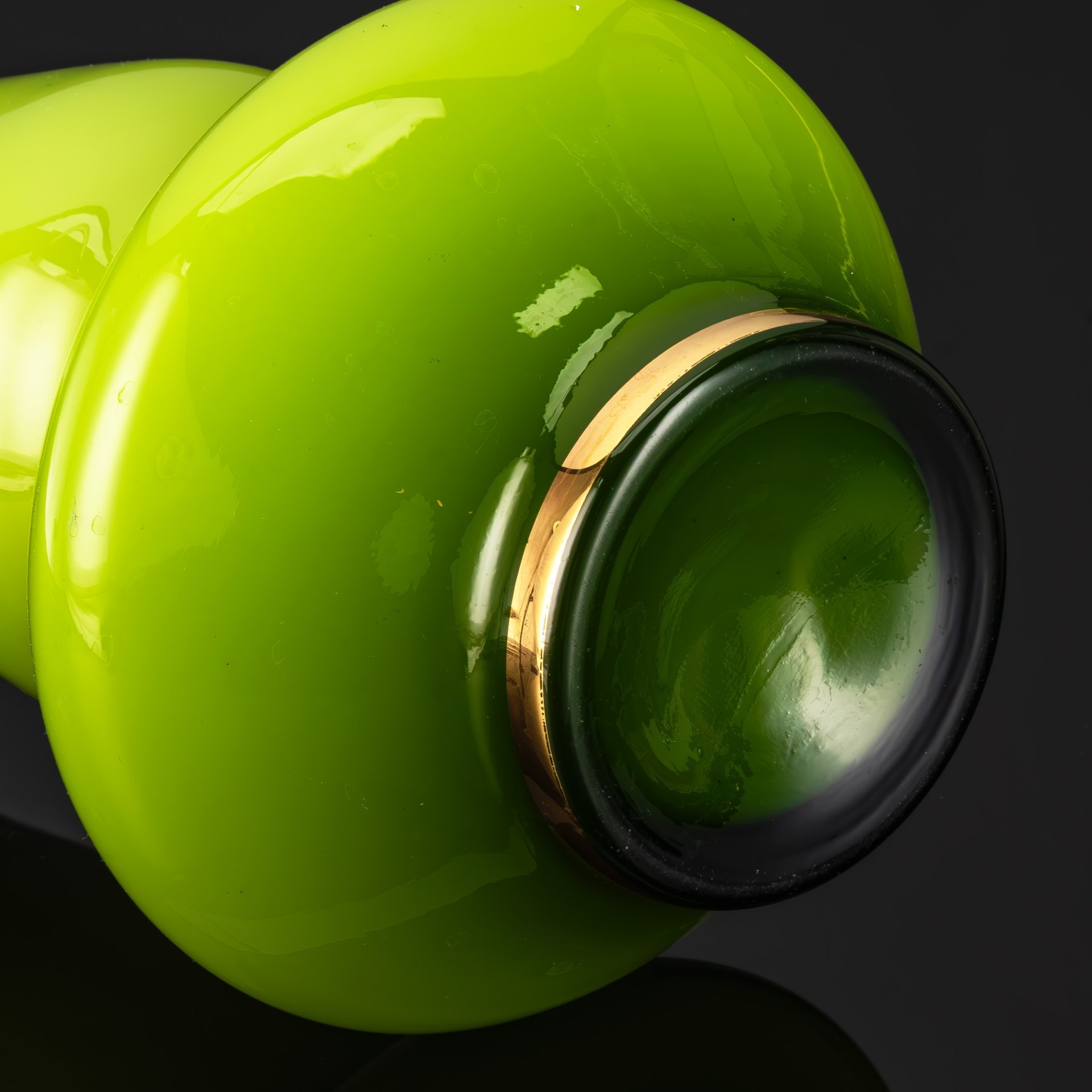 Ваза зеленого оттенка, с цветочным декором, Empoli, стекло, двуслойное, золочение, opaline, Италия, 1950-1970 гг.