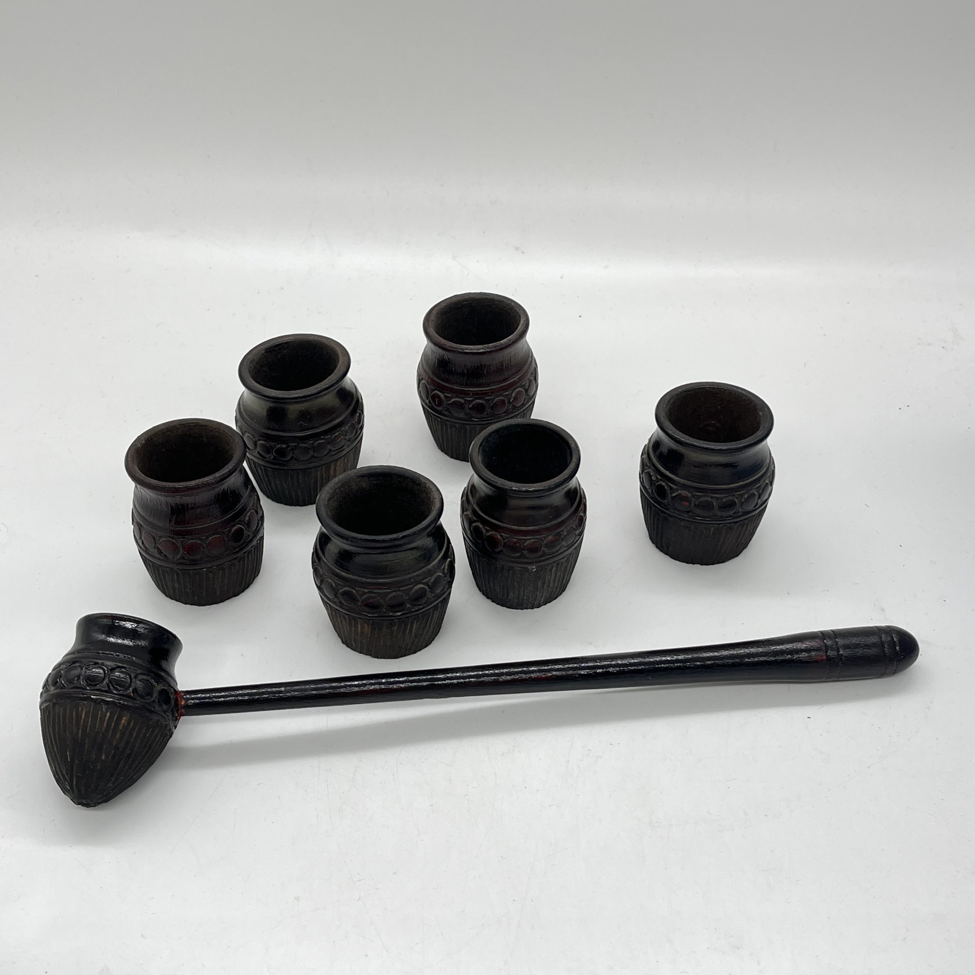 Набор из 6 стопок и ковшика с резным декором, дерево, резьба, СССР, 1970-1980 гг.