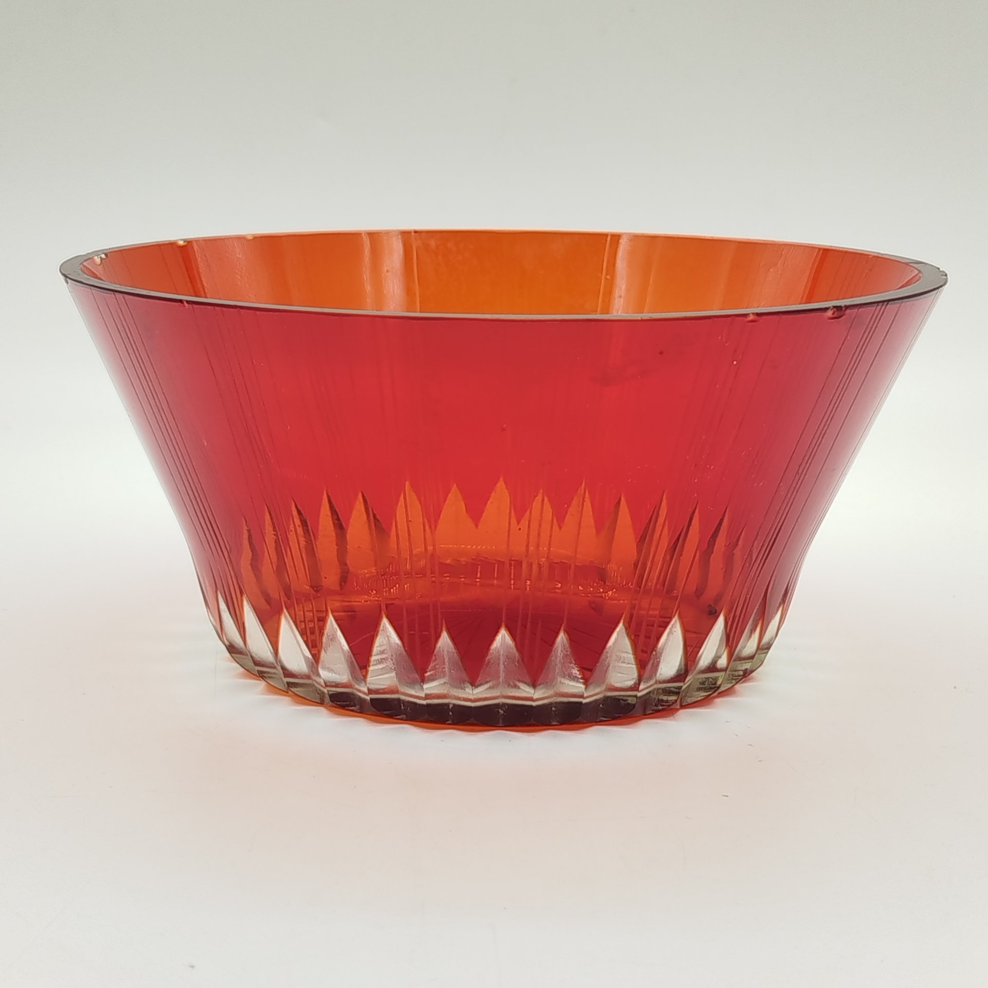 Ваза (конфетница) красного оттенка, выполненная в технике алмазной грани, хрусталь, СССР, 1960-1980 гг.