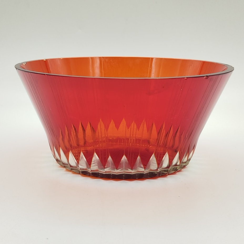 Ваза (конфетница) красного оттенка, выполненная в технике алмазной грани, хрусталь, СССР, 1960-1980 гг.