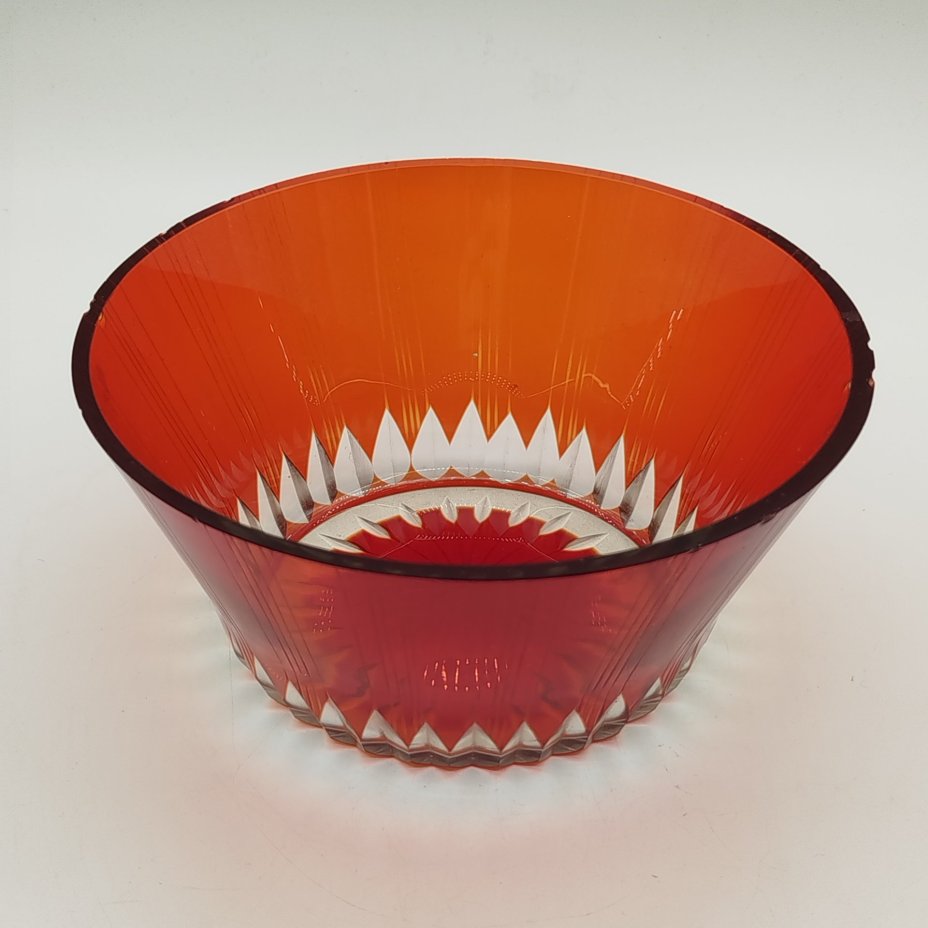 Ваза (конфетница) красного оттенка, выполненная в технике алмазной грани